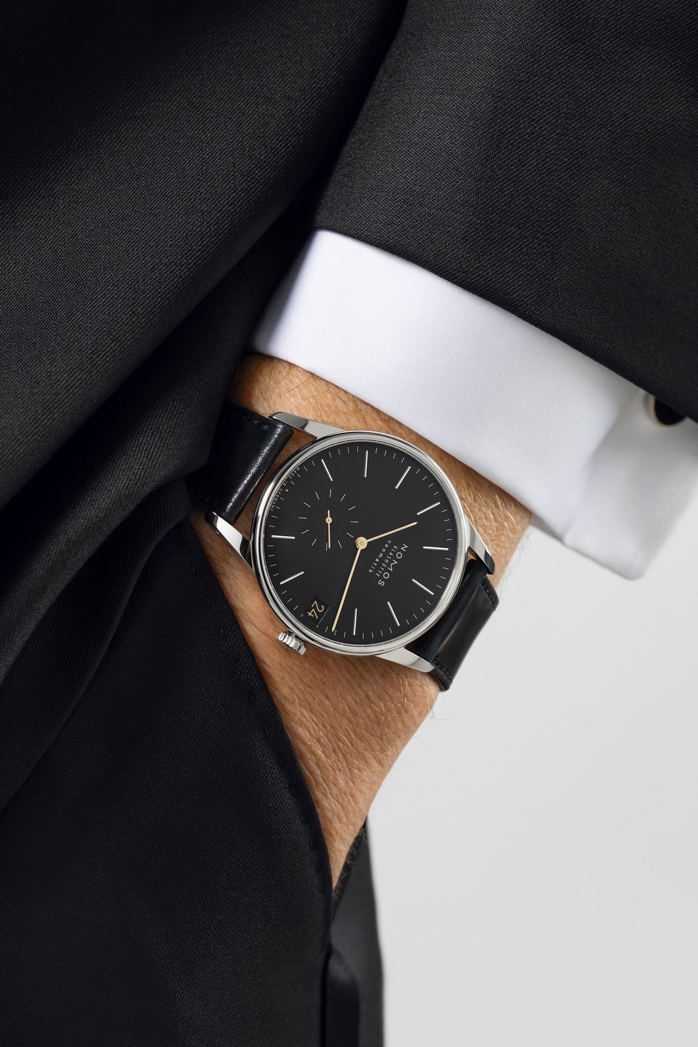 Nomos Glashütte Orion Neomatik 41 Date New Black rannekello