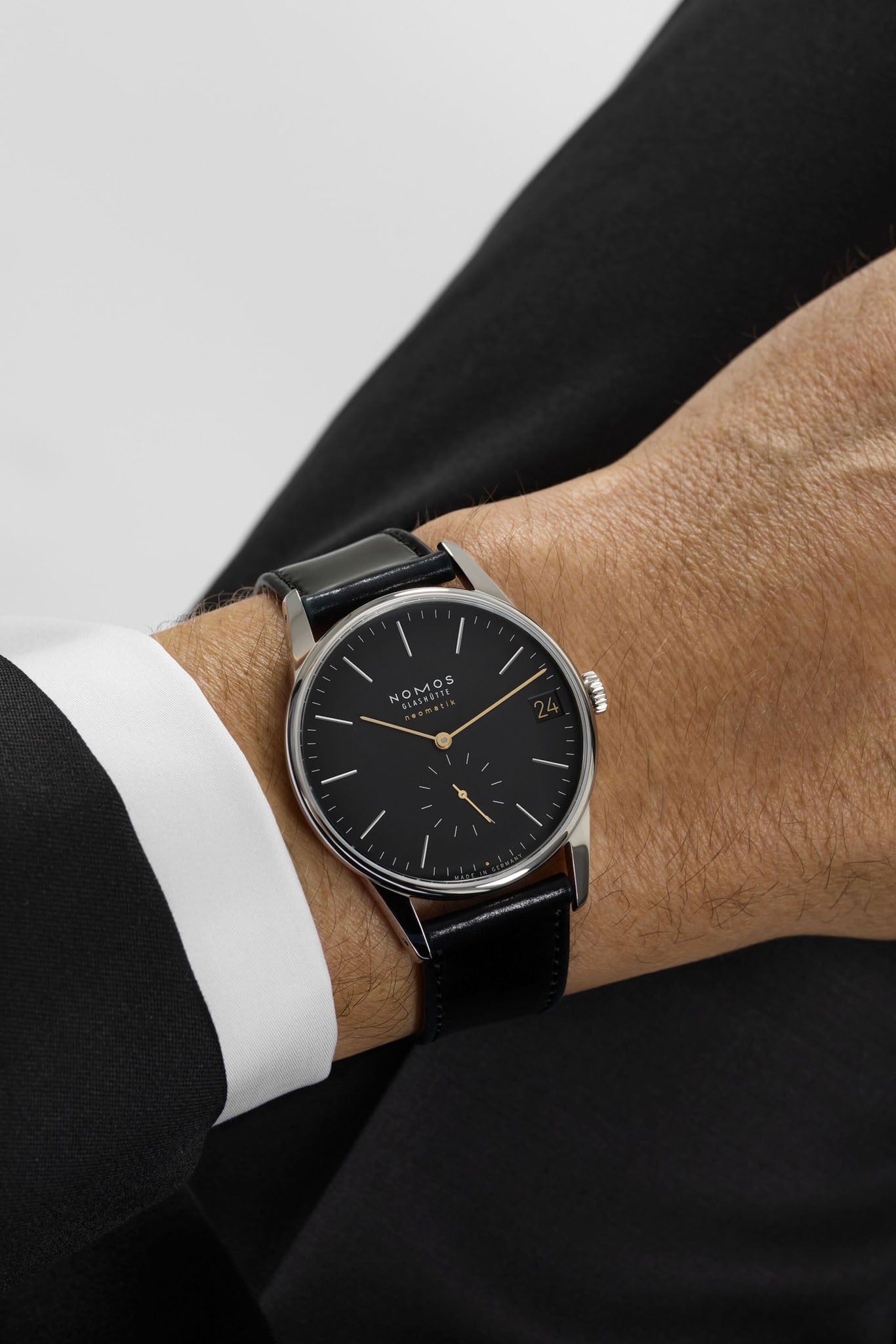 Nomos Glashütte Orion Neomatik 41 Date New Black rannekello