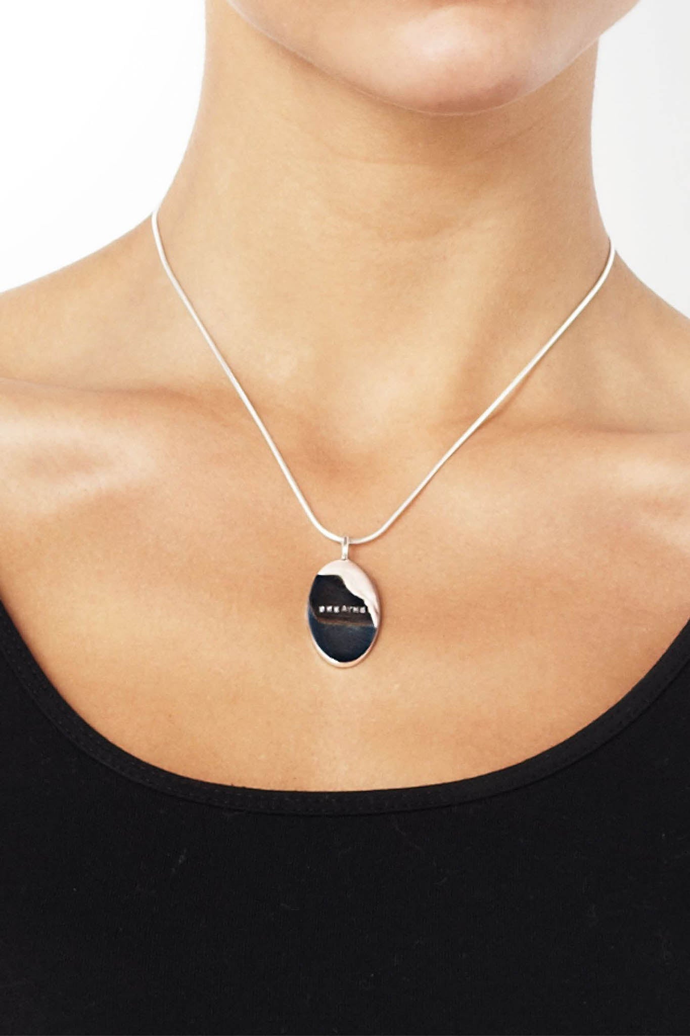 Efva Attling Brethe pendant hopeinen kaulakoru 40cm