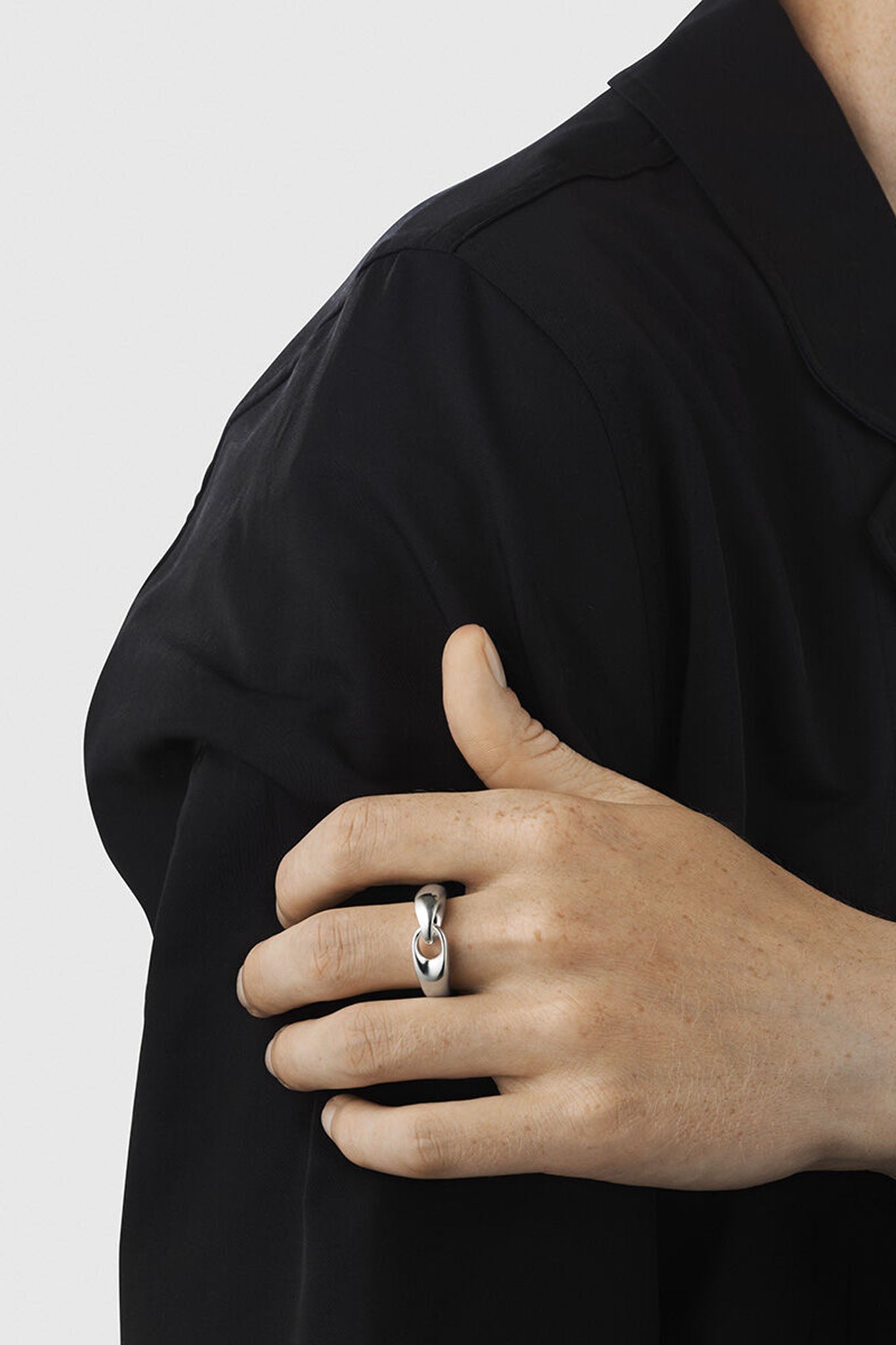 Georg Jensen Reflect hopeinen sormus 48