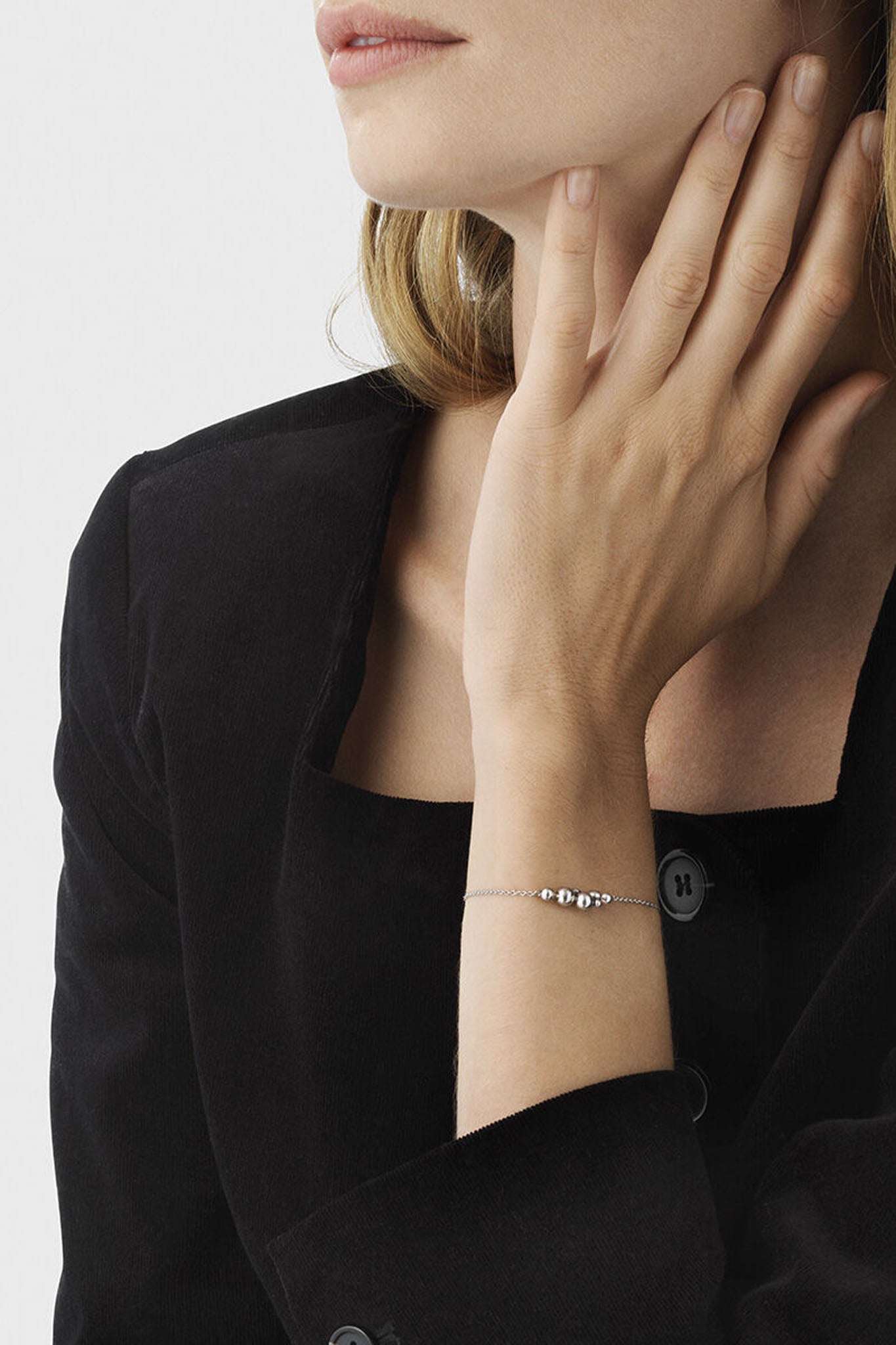 Georg Jensen Moonlight Grapes hopeinen rannekoru 18,5cm