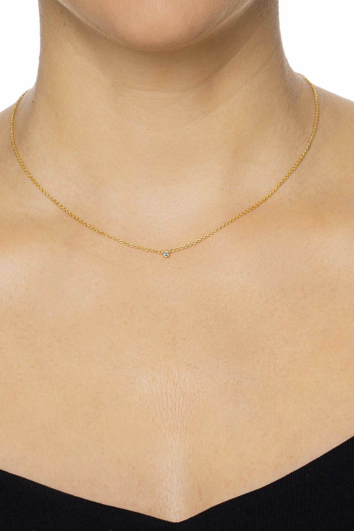 Efva Attling Micro Blink Necklace - Blue Topaz kullattu kaulakoru käytössä