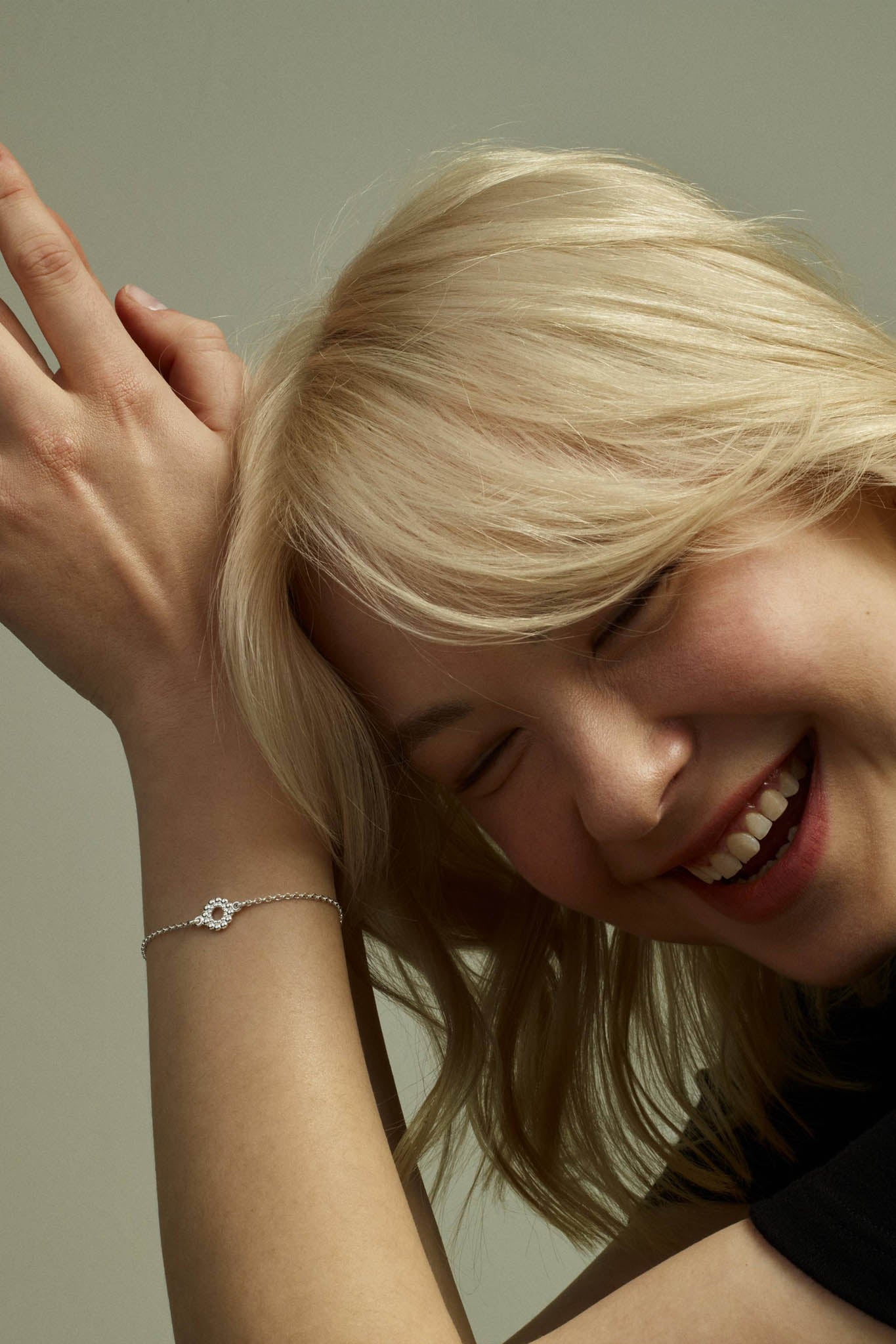 Kalevala Valoisa hopeinen arnnekoru Säädettävä:16,5/19,5cm