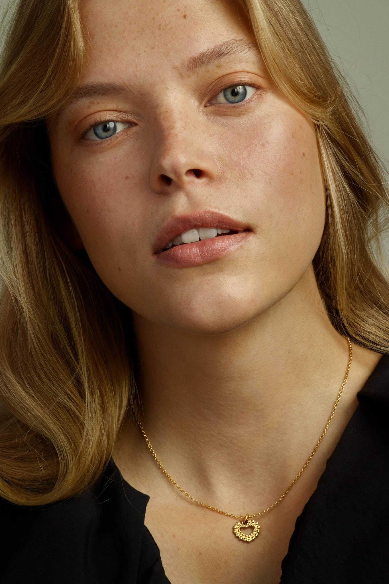 Kalevala Valoisa pronssinen kaulakoru Säädettävä:38/41cm