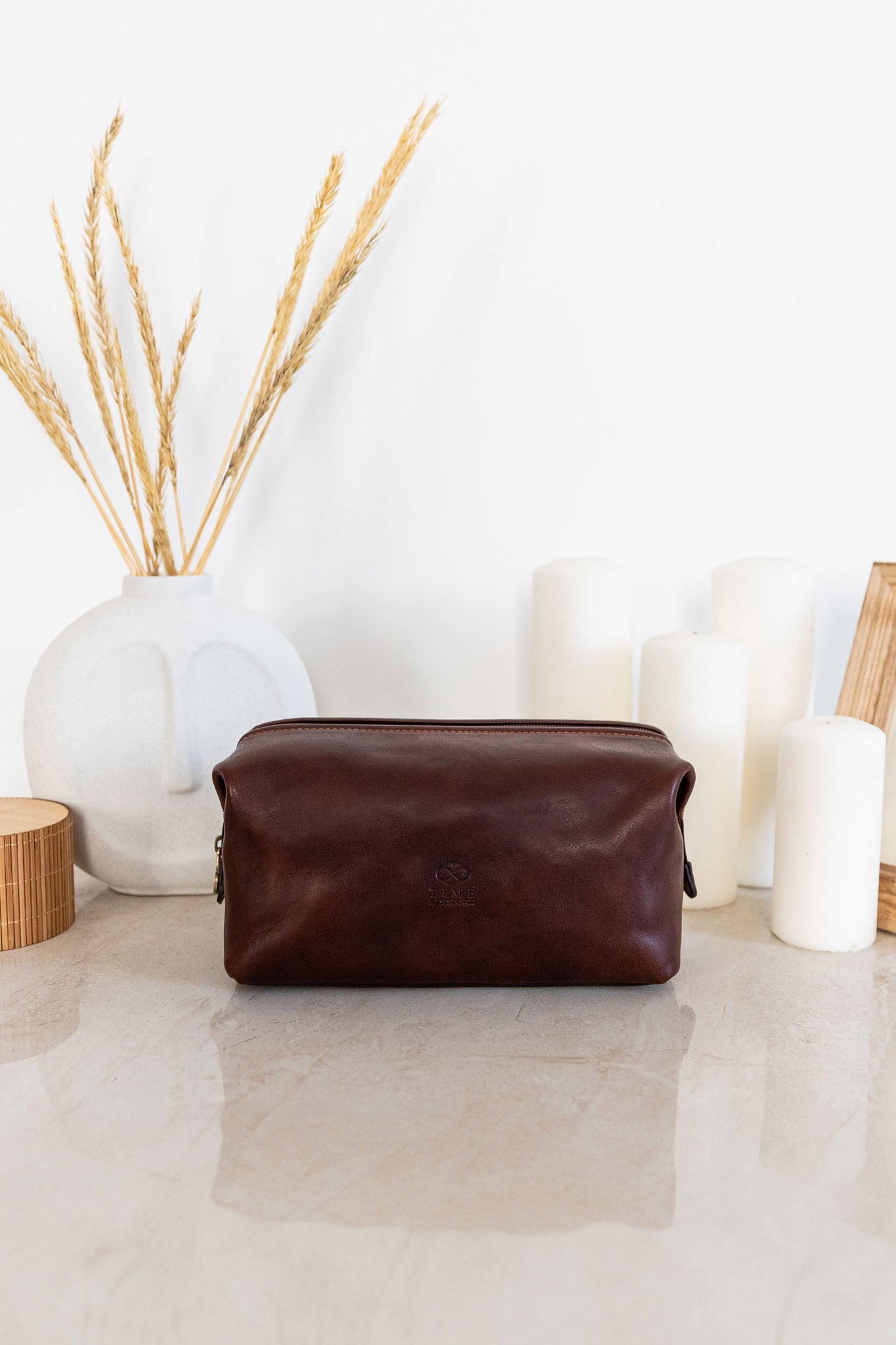 Time Resistance Four Past Midnight Suklaanruskea nahkainen toilettilaukku