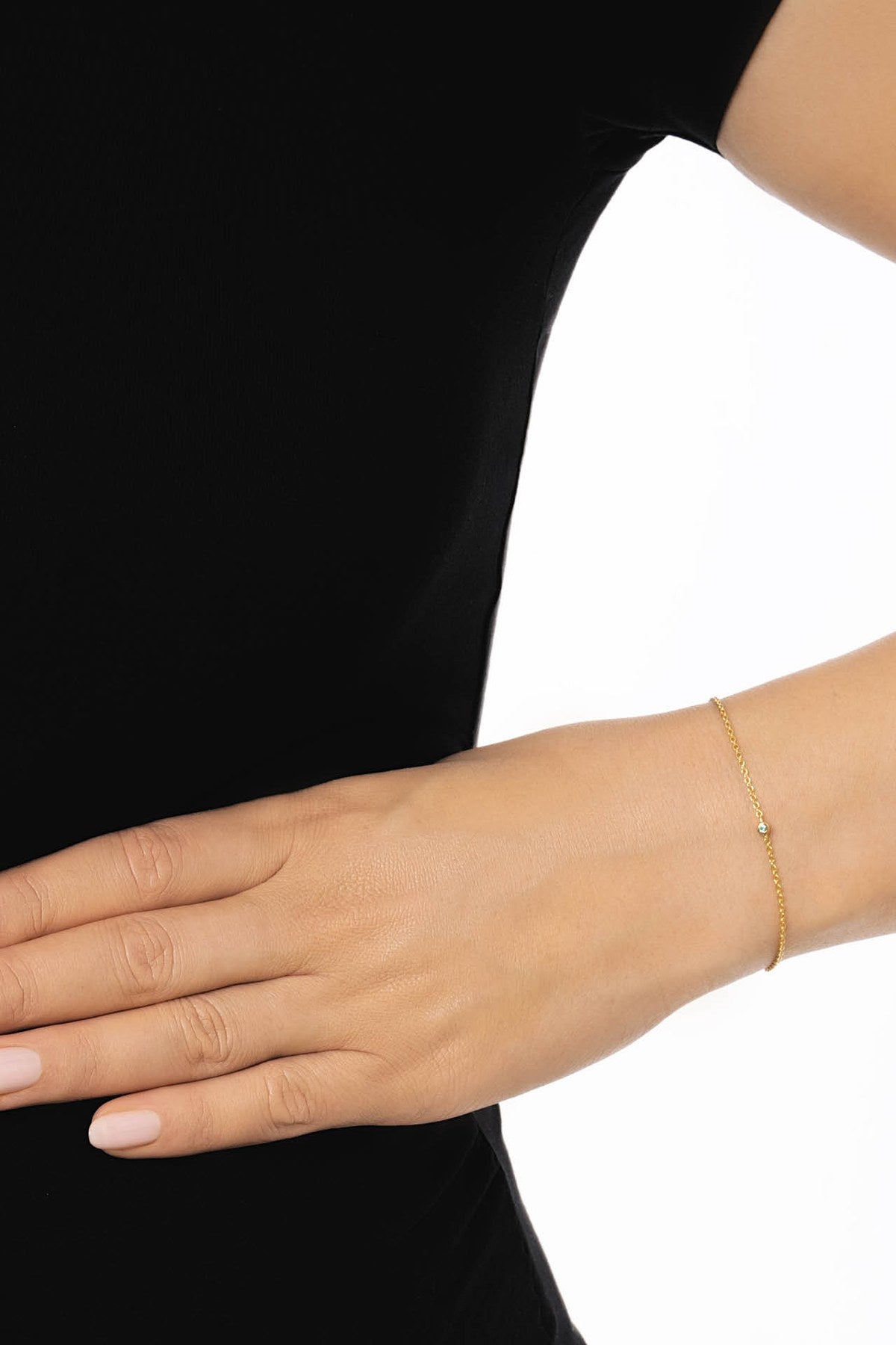 Efva Attling Micro Blink Bracelet - Green Emerald kullattu rannekoru käytössä