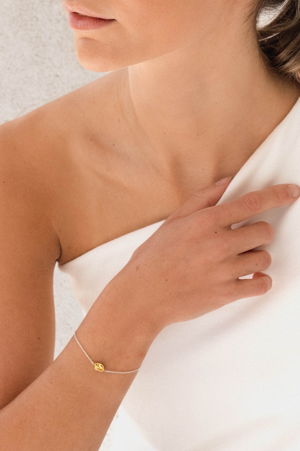 Efva Attling Nugget Bracelet kullattu rannekoru käytössä