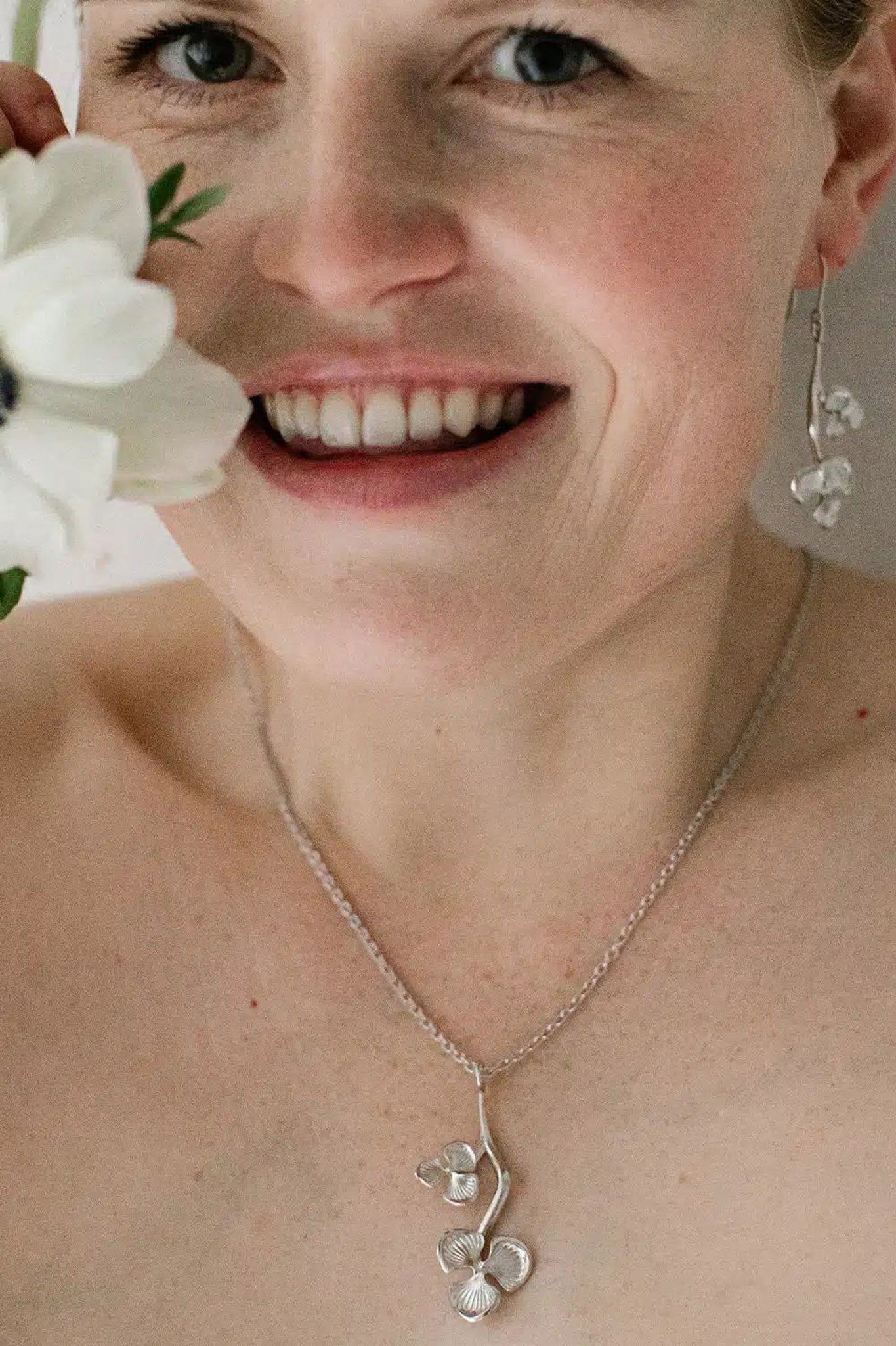 Lumoava Kukinto hopeinen kaulakoru