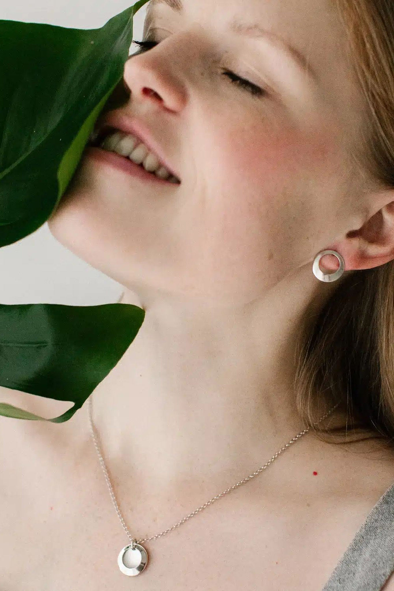 Lumoava Salaisuus hopeinen kaulakoru