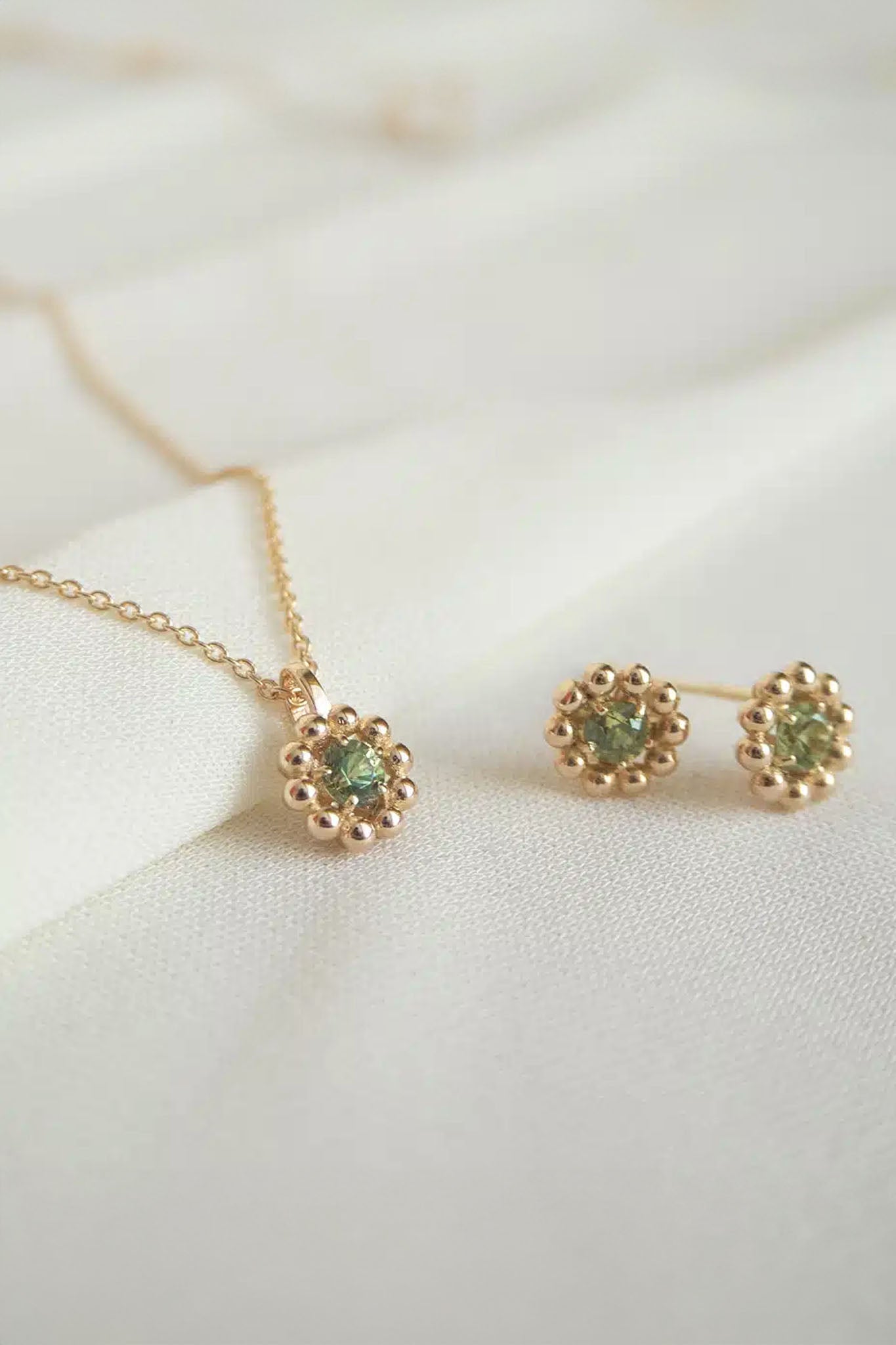 Lumoava Daisy kultaiset korvakorut