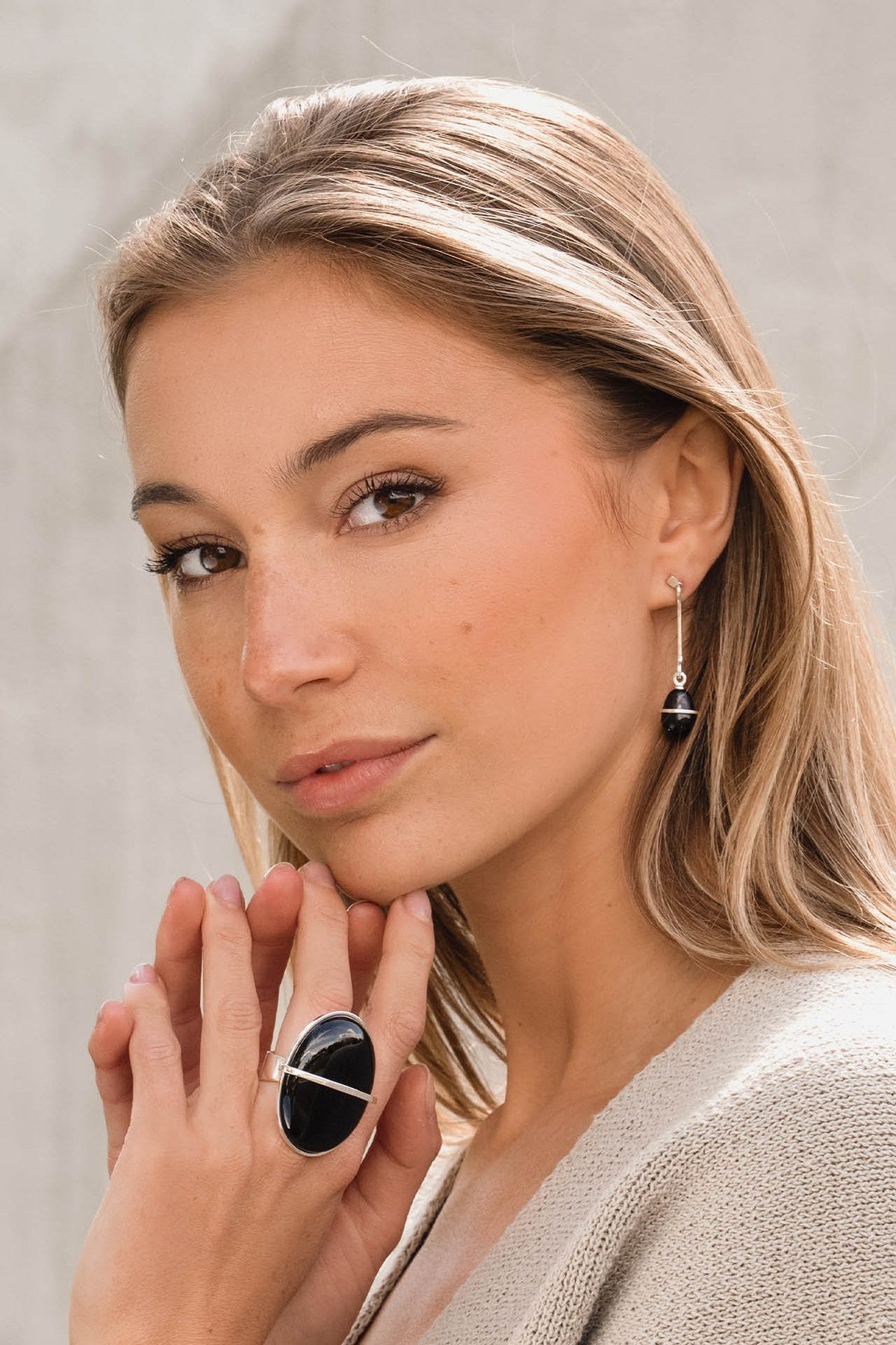 Efva Attling Slick & Black Earrings hopeiset korvakorut käytössä