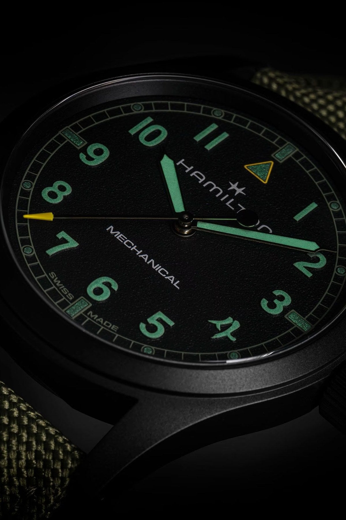Hamilton Khaki Field Mechanical 38mm Call of Duty Modern Warfare 4 H69469930 – kellotaulun yksityiskohta