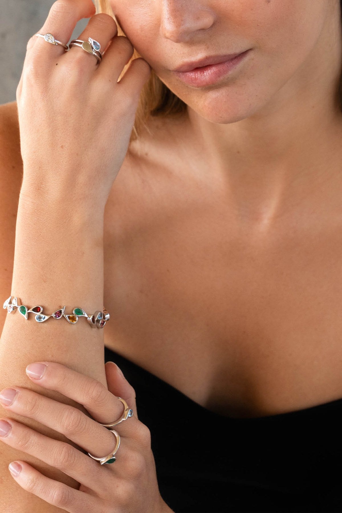 Efva Attling Sparkle Of Life Ring - Green hopeinen sormus käytössä