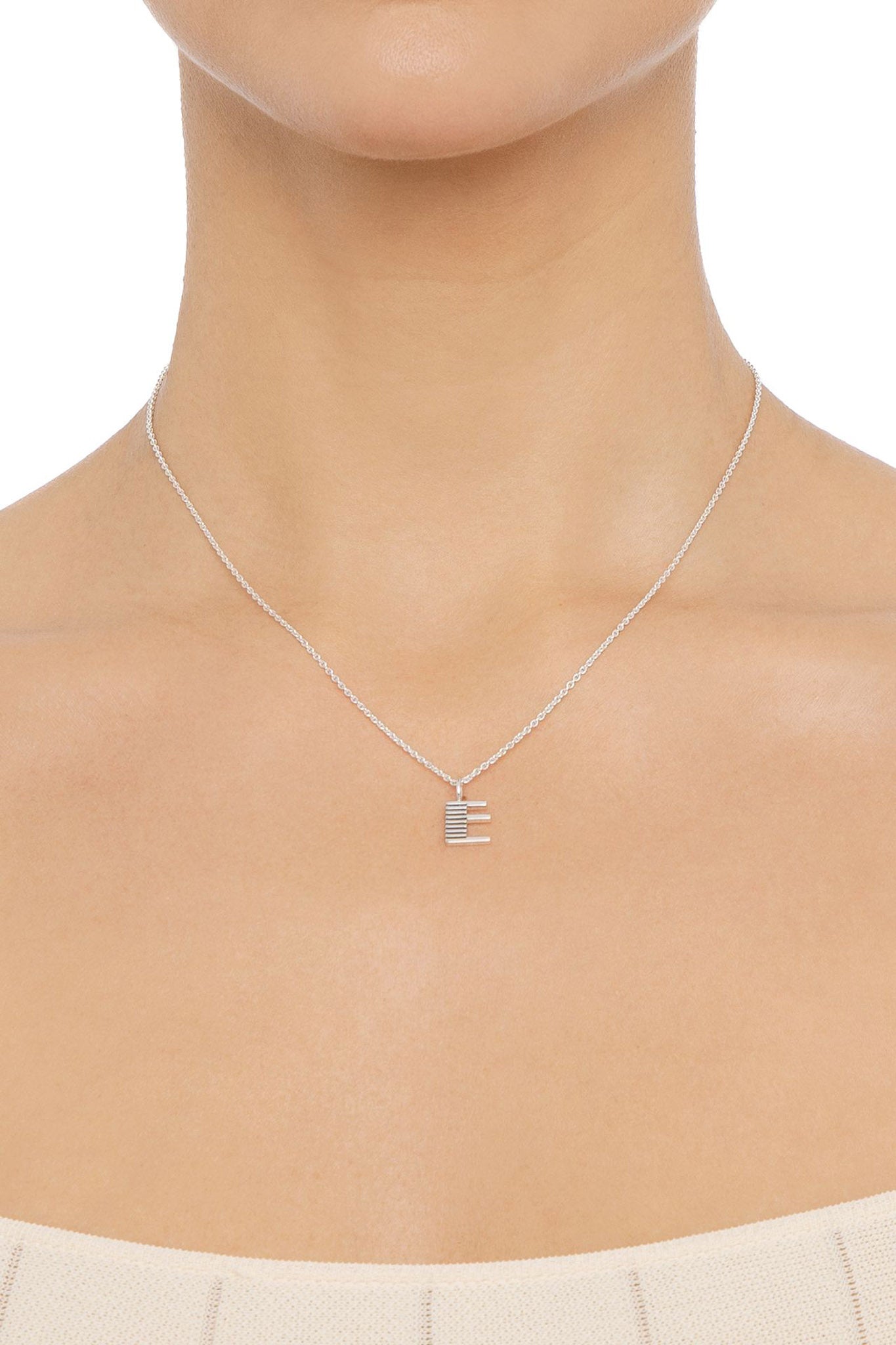 Efva Attling Love Letter hopeinen kirjainkaulakoru