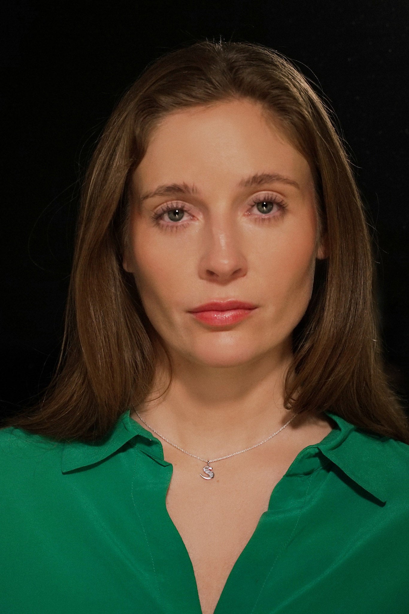 Efva Attling Love Letter hopeinen kirjainkaulakoru