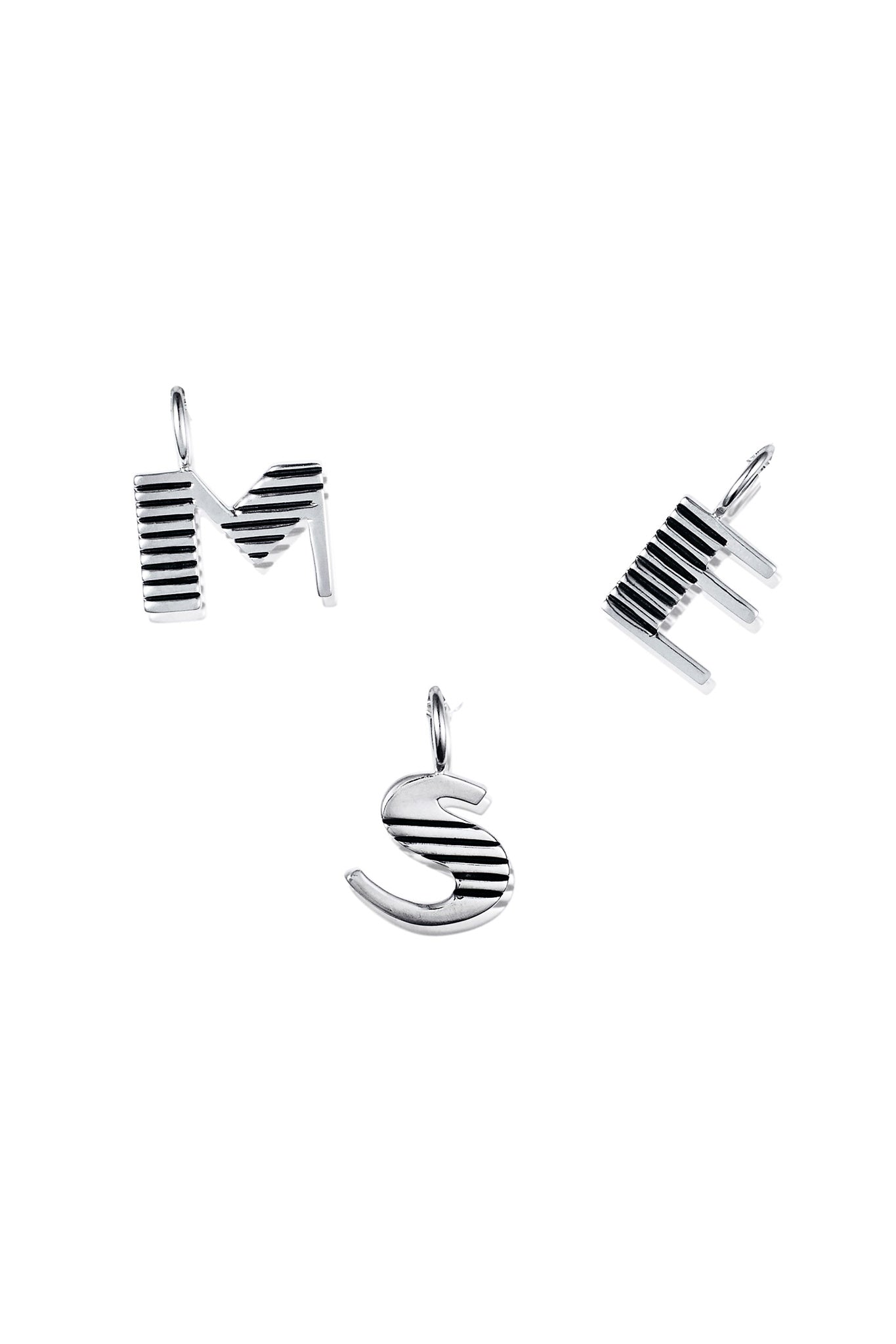 Efva Attling Love Letter hopeinen kirjainriipus