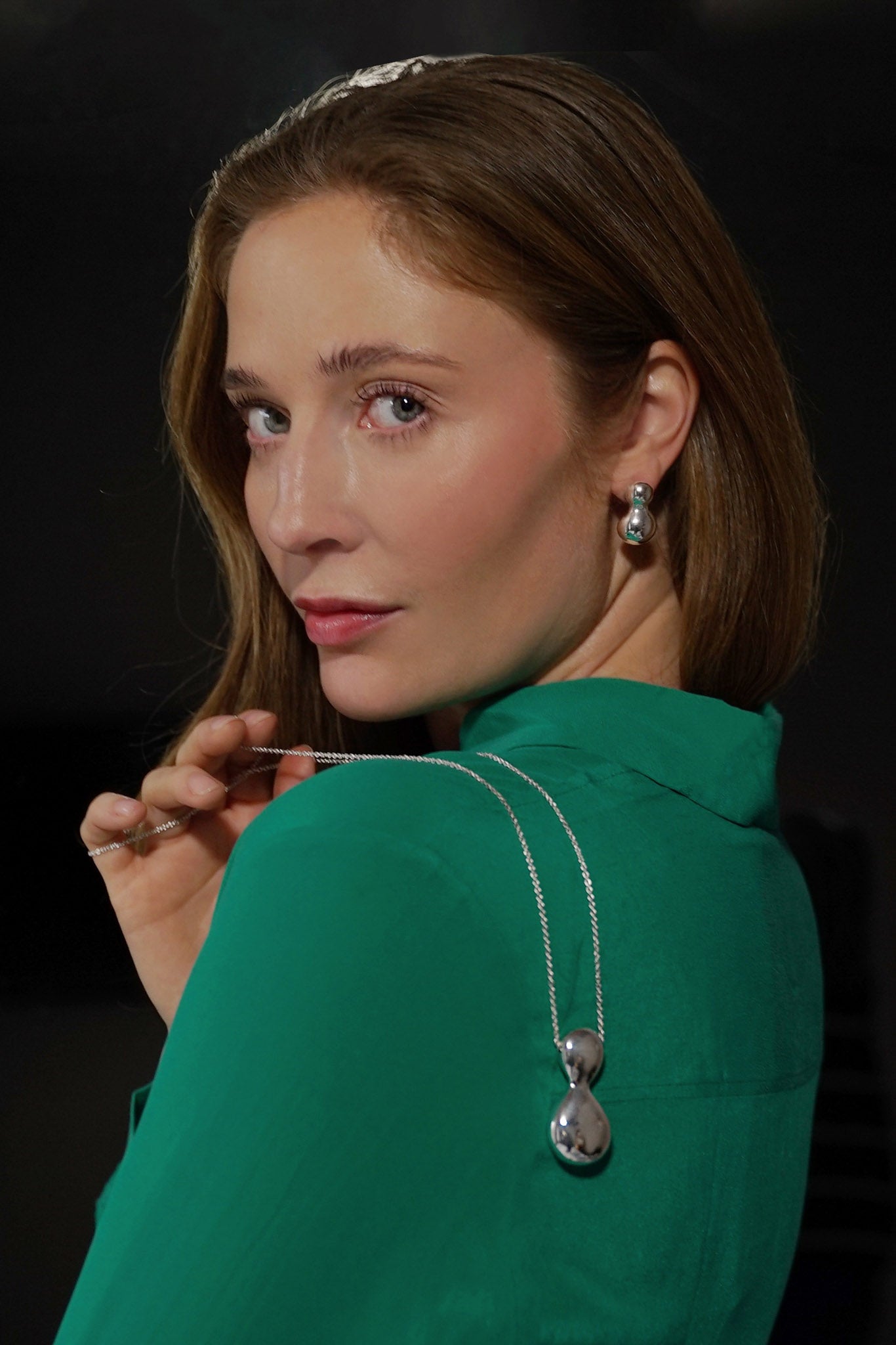 Efva Attling Mother hopeinen kaulakoru