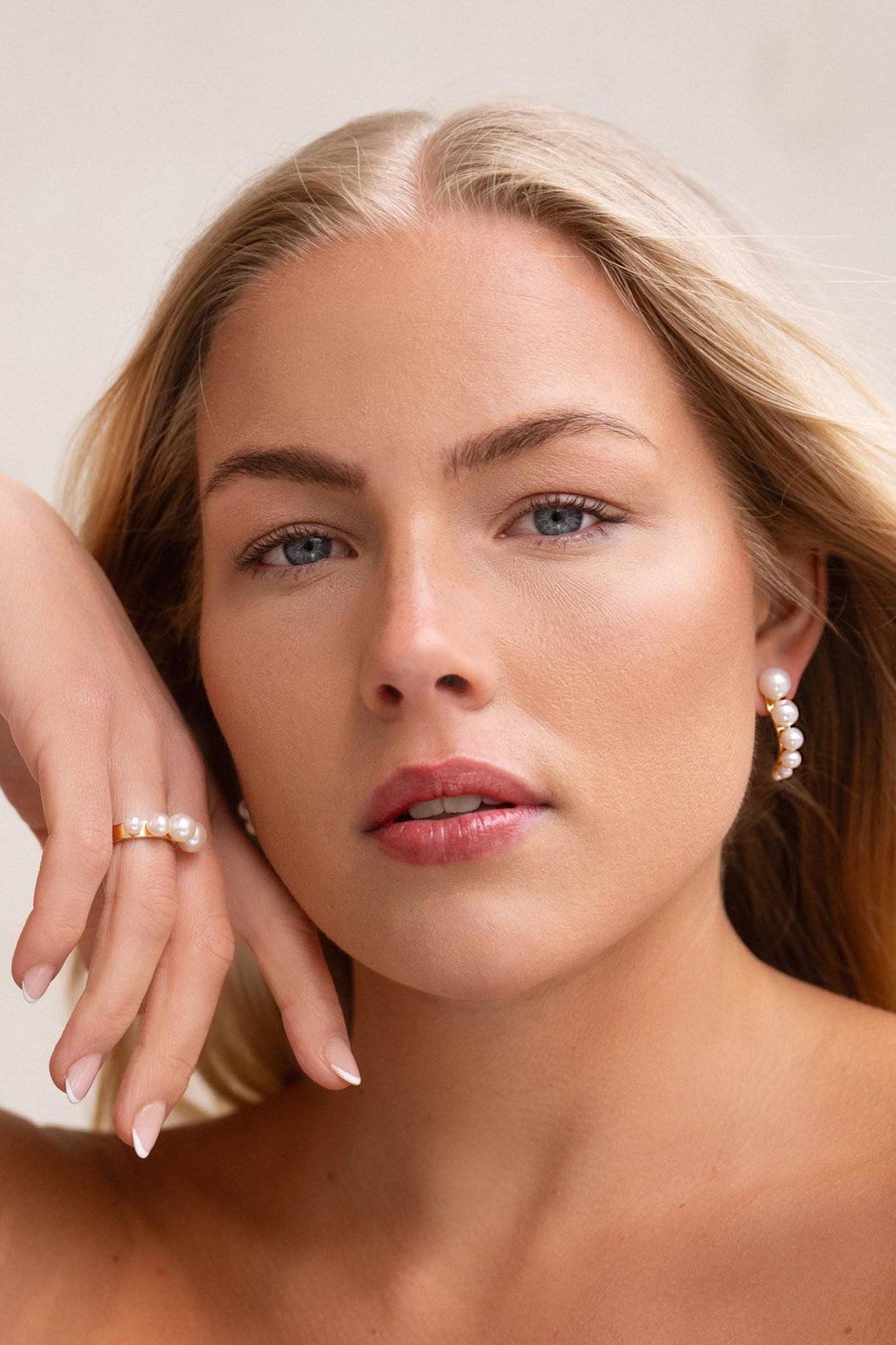 Efva Attling Strings Of Pearls Hoops hopeiset korvakorut