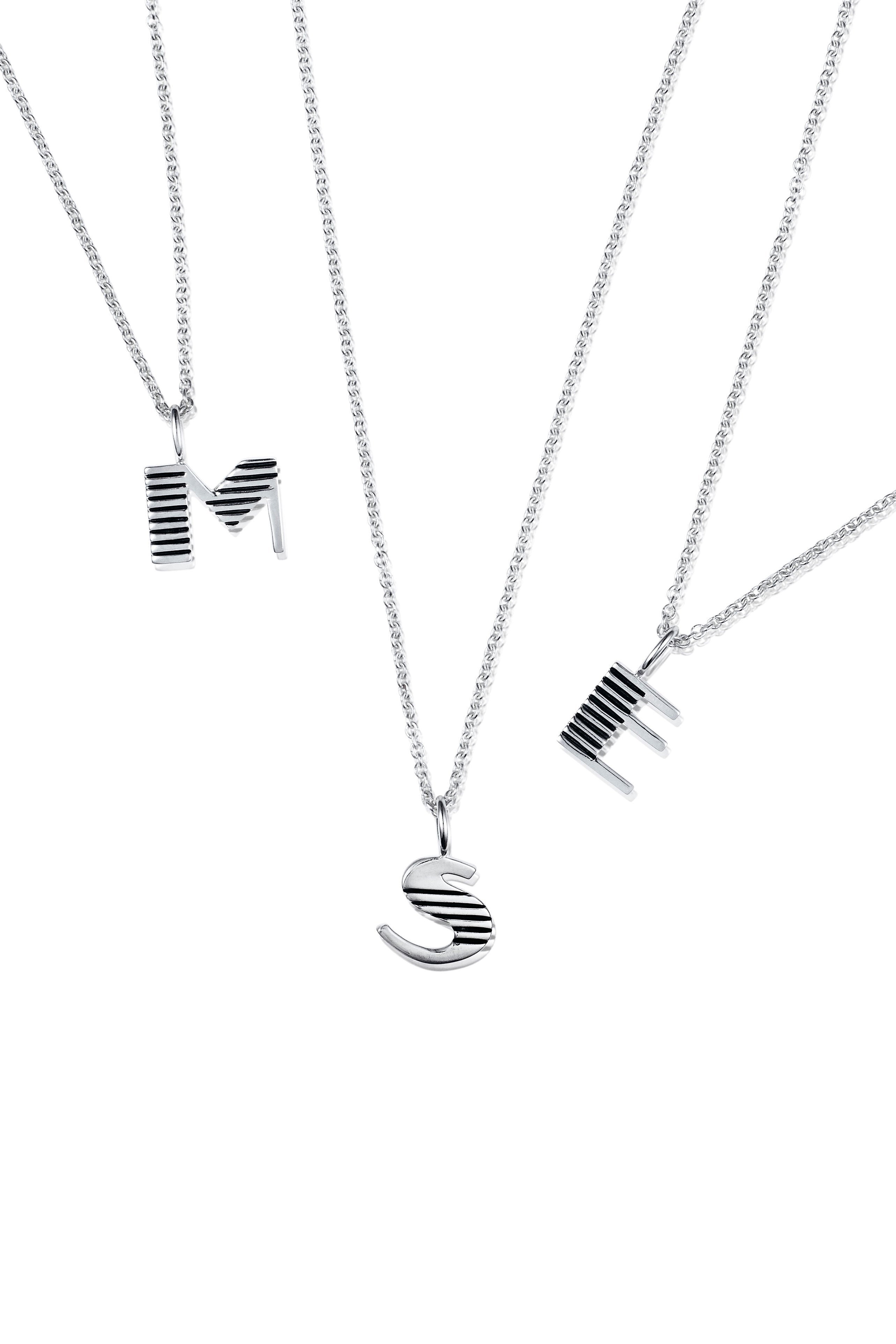 Efva Attling Love Letter hopeinen kirjainkaulakoru