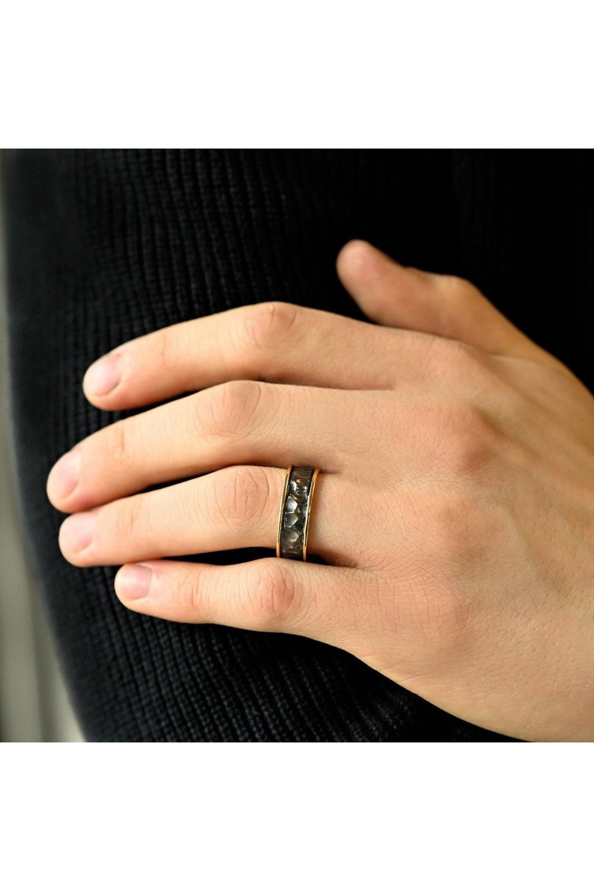 #materiaali_valkokulta (585/14k) – musta rodinointi|valkokulta (750/18k) – musta rodinointi|valkokulta (375/9k) – musta rodinointi|platina (950) – musta rodinointi