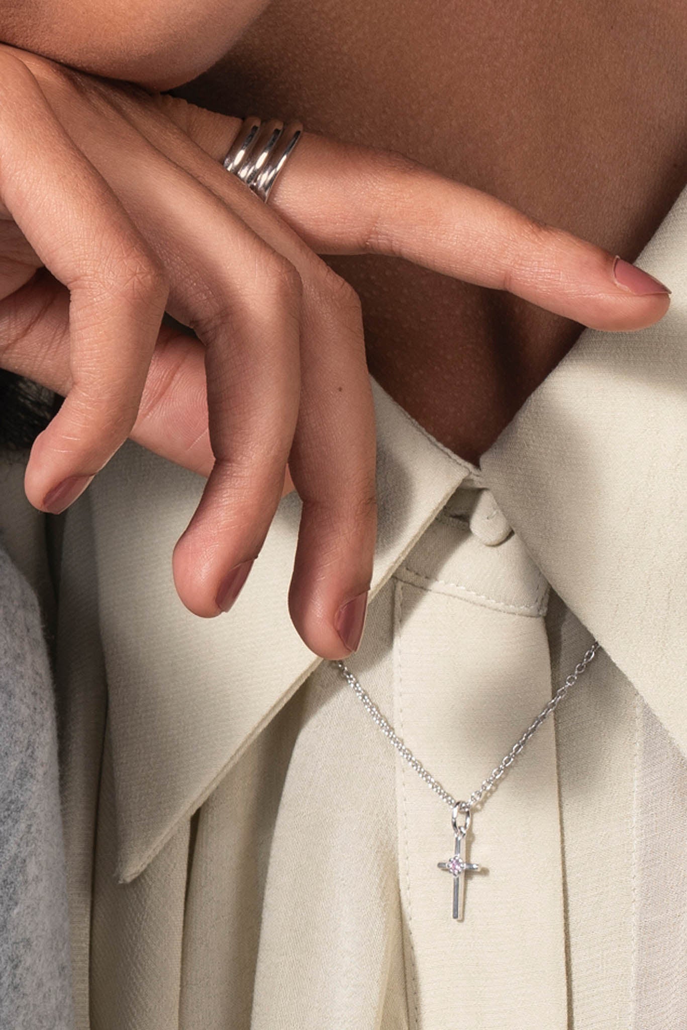 Lumoava Daisy ristiriipus hopeinen kaulakoru