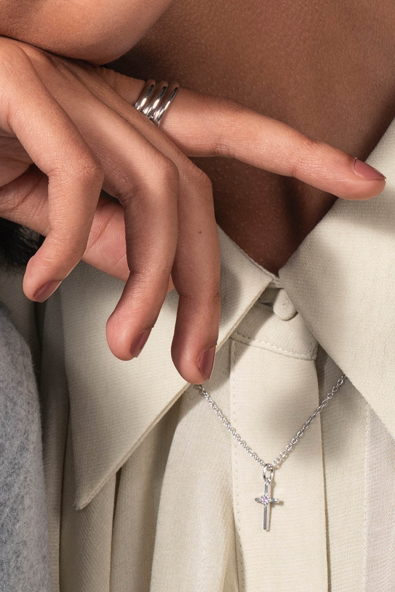 Lumoava Daisy ristiriipus kultainen timanttikaulakoru