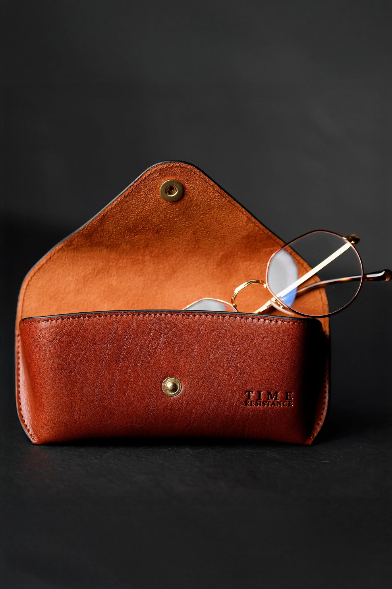 Time Resistance A High Wind In Jamaica, silmälasikotelo nahkaa, matta konjakinruskea