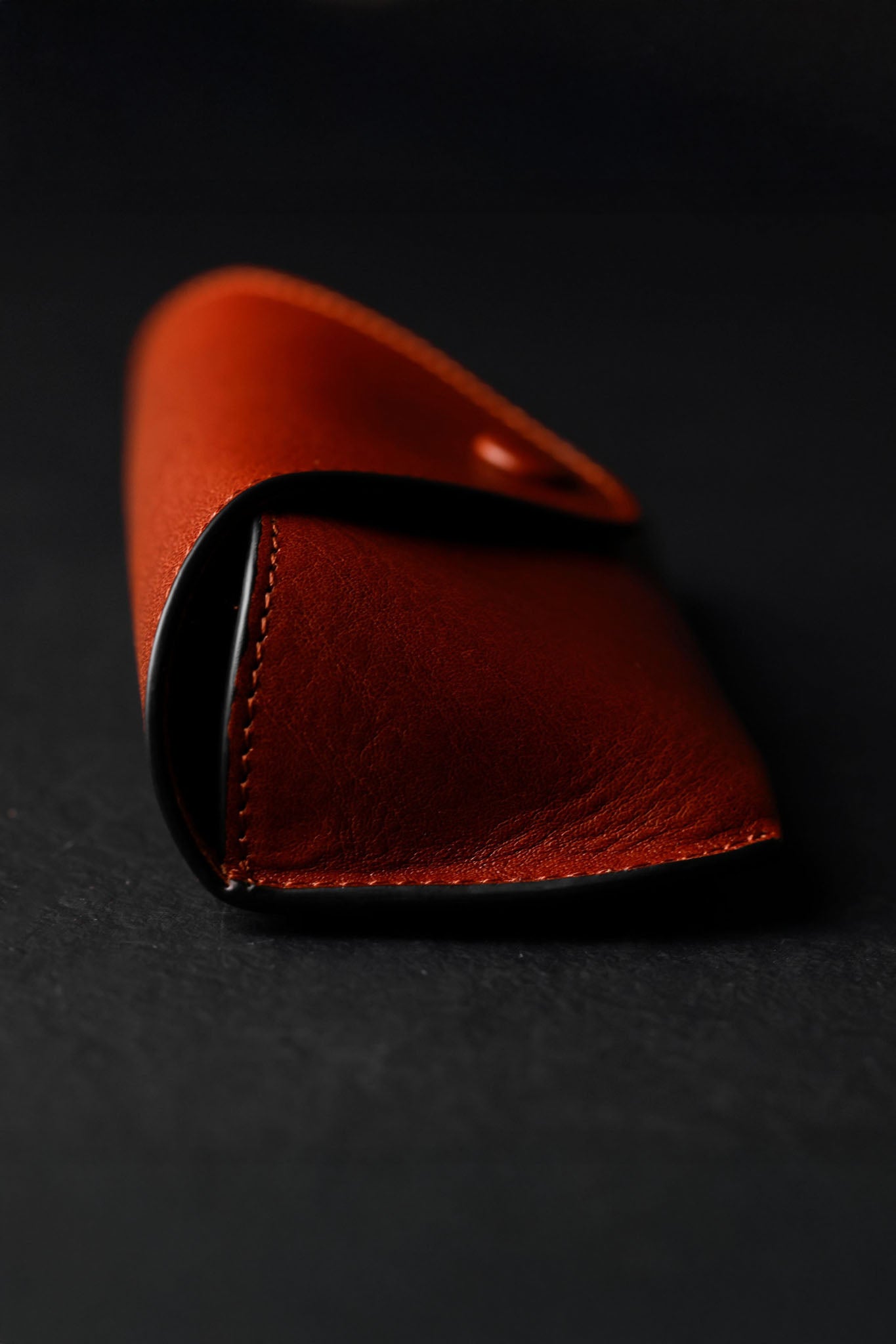 Time Resistance A High Wind In Jamaica, silmälasikotelo nahkaa, matta konjakinruskea