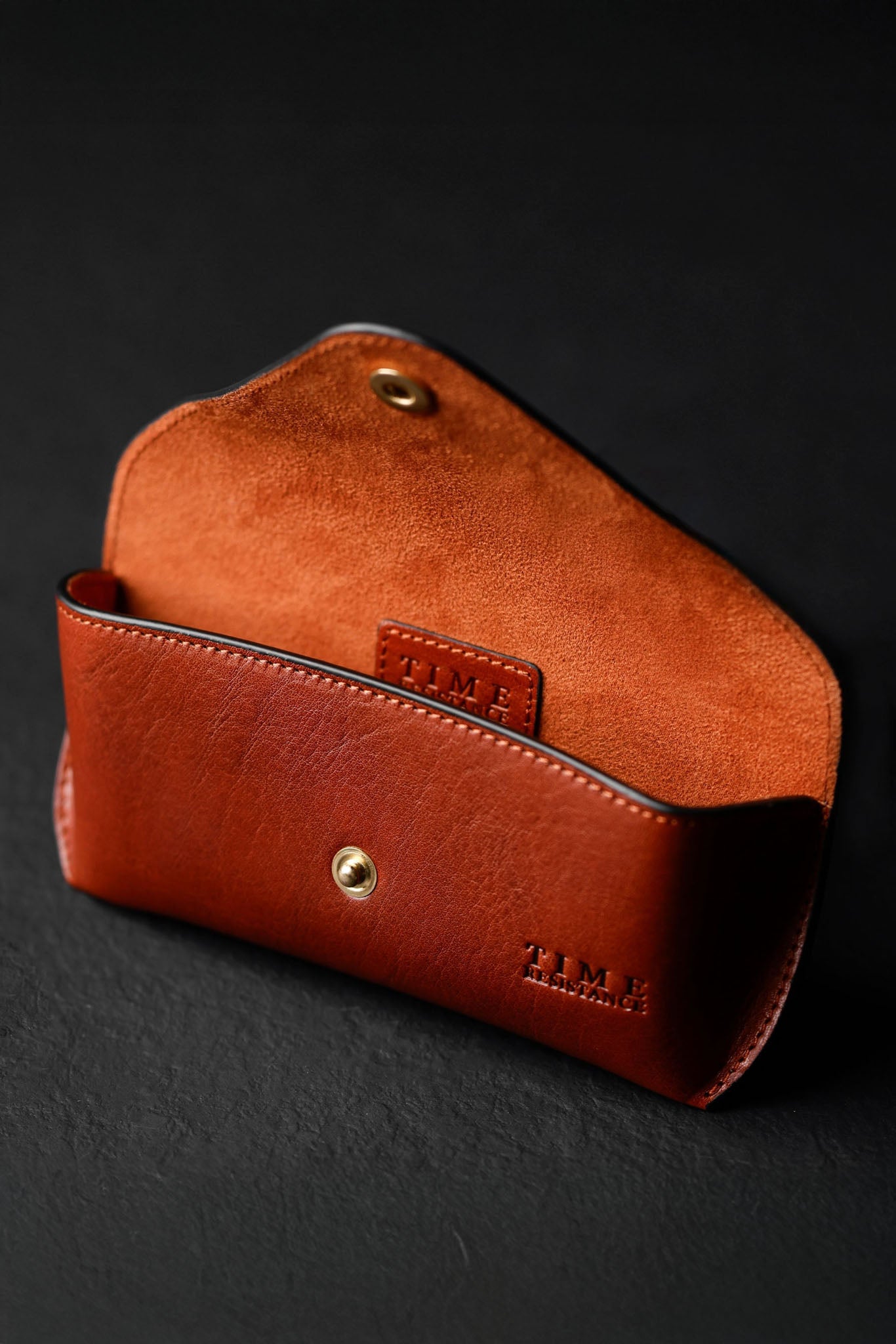 Time Resistance A High Wind In Jamaica, silmälasikotelo nahkaa, matta konjakinruskea