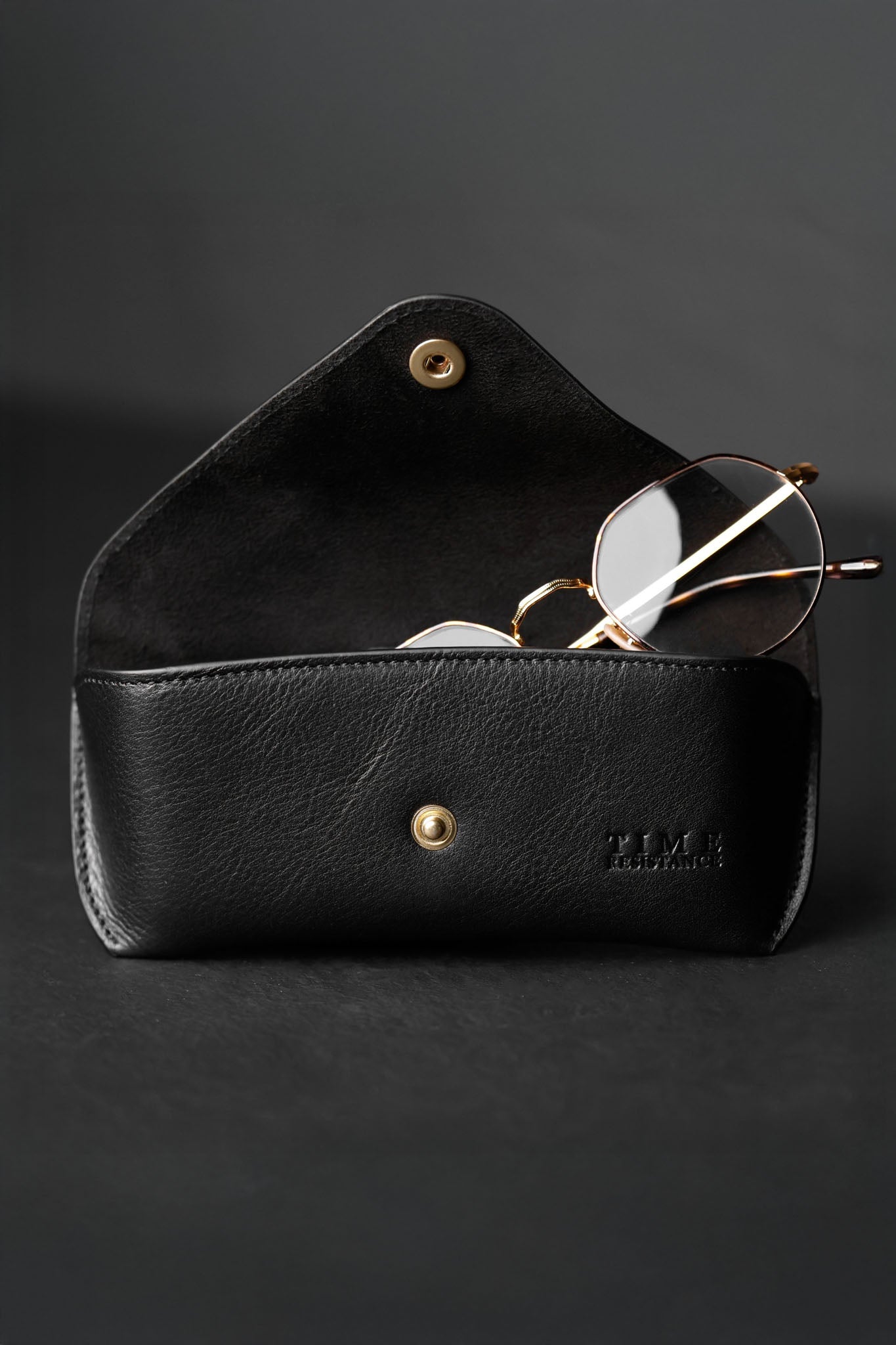 Time Resistance A High Wind In Jamaica, silmälasikotelo nahkaa, musta