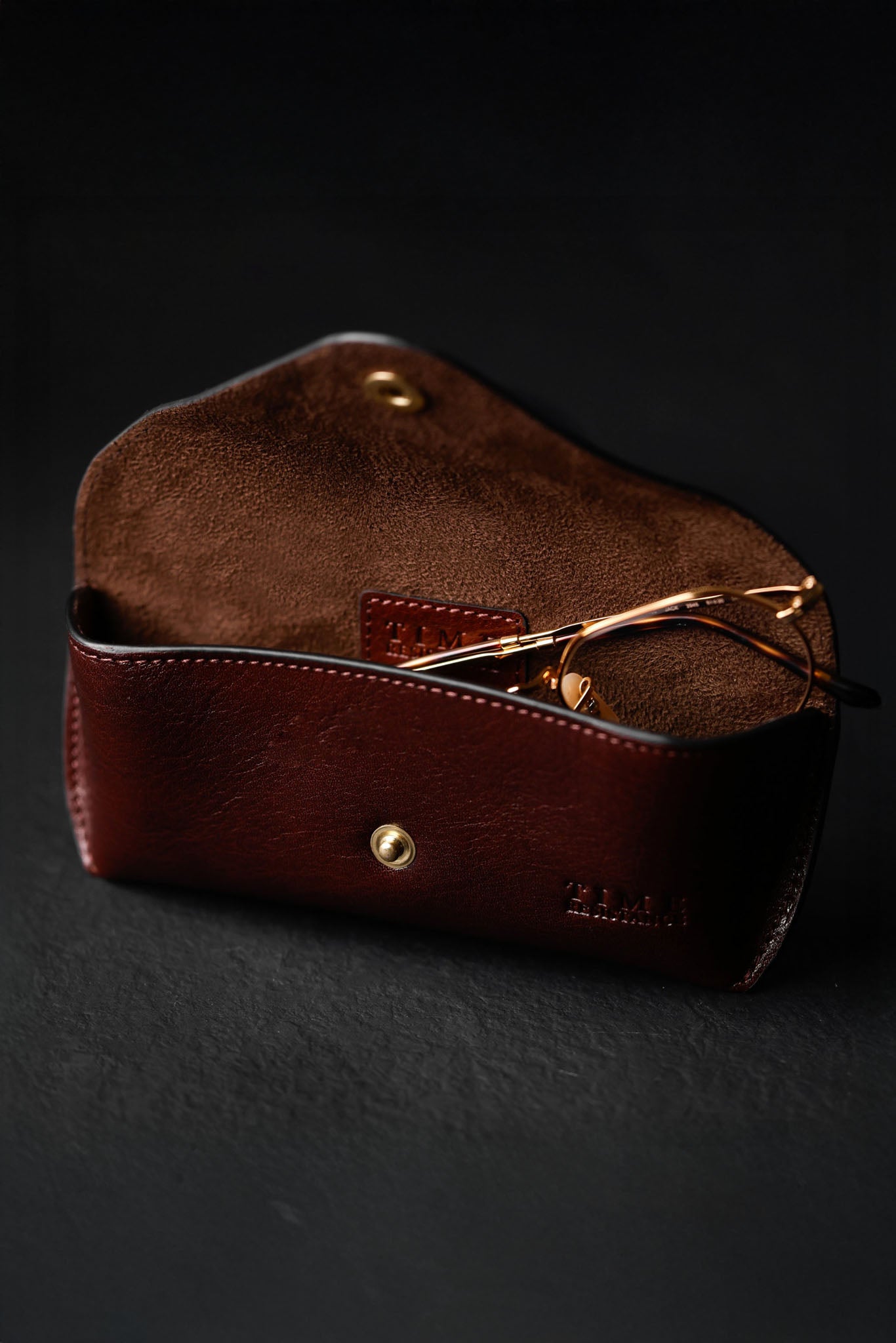 Time Resistance A High Wind In Jamaica, silmälasikotelo nahkaa, ruskea