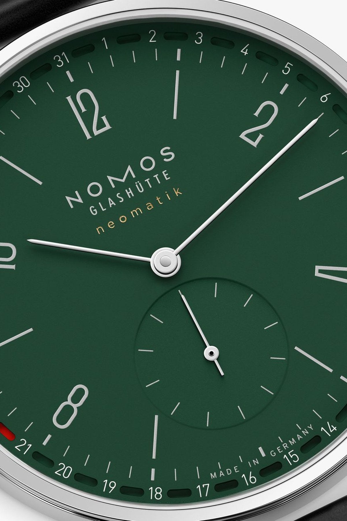 Nomos Tangente 148 vihreä kellotaulu ja rengaspäivyri