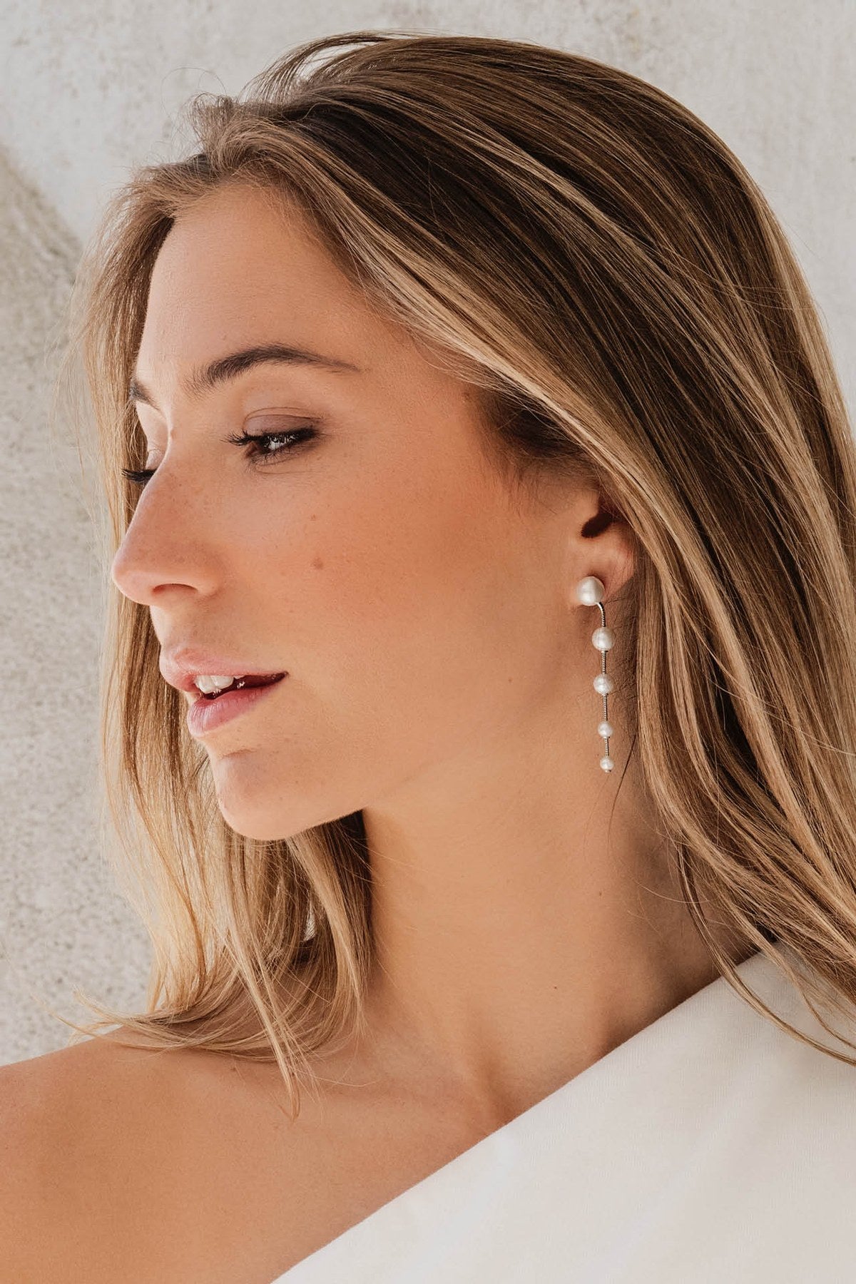 Efva Attling Flowing Pearls Earrings hopeiset korvakorut käytössä