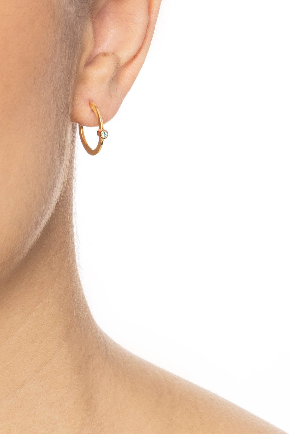 Efva Attling Micro Blink Hoops - Green Emerald kullatut korvakorut käytössä
