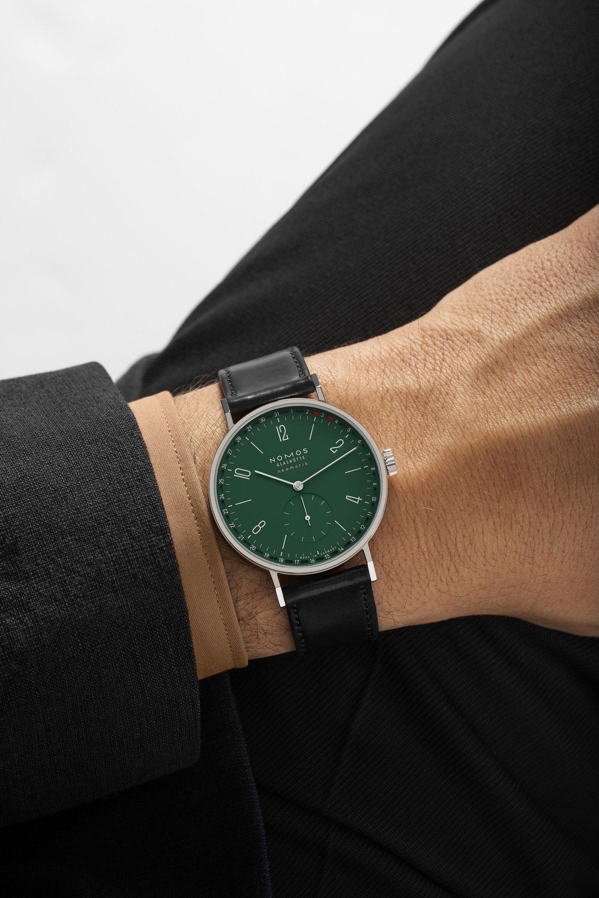 Nomos Tangente 148 ranteessa lähikuvassa