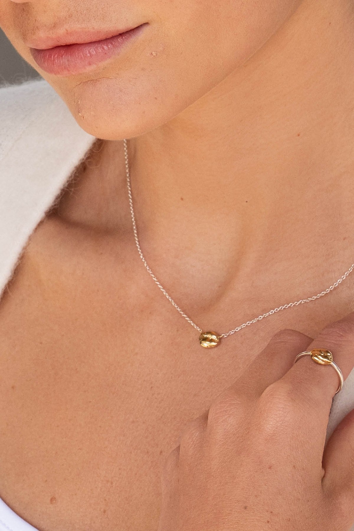 Efva Attling Nugget Necklace kullattu kaulakoru käytössä