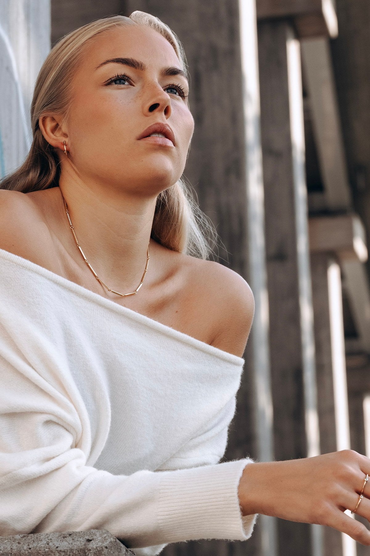Efva Attling Micro Blink Ring - Blue Topaz kullattu sormus käytössä