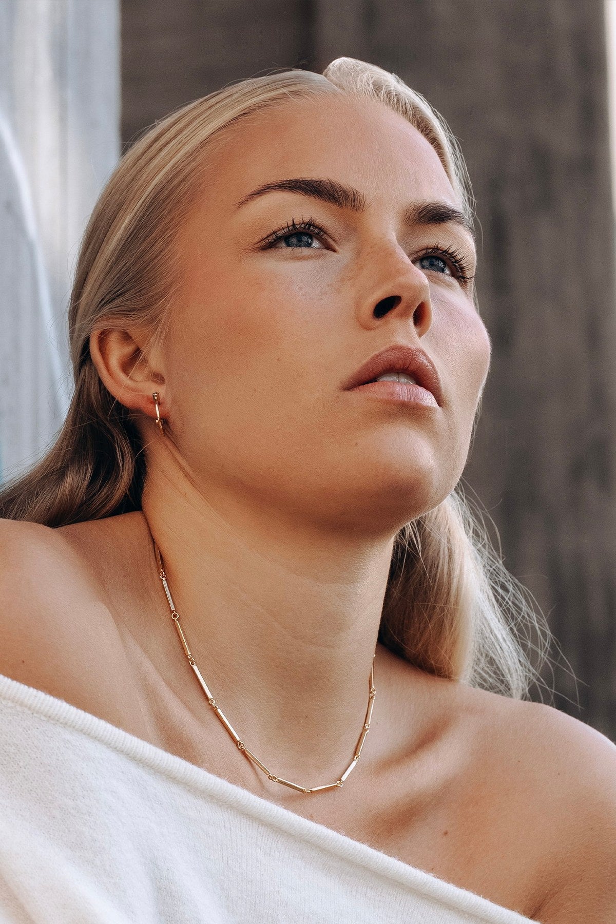 Efva Attling Micro Blink Hoops - Green Emerald kullatut korvakorut käytössä