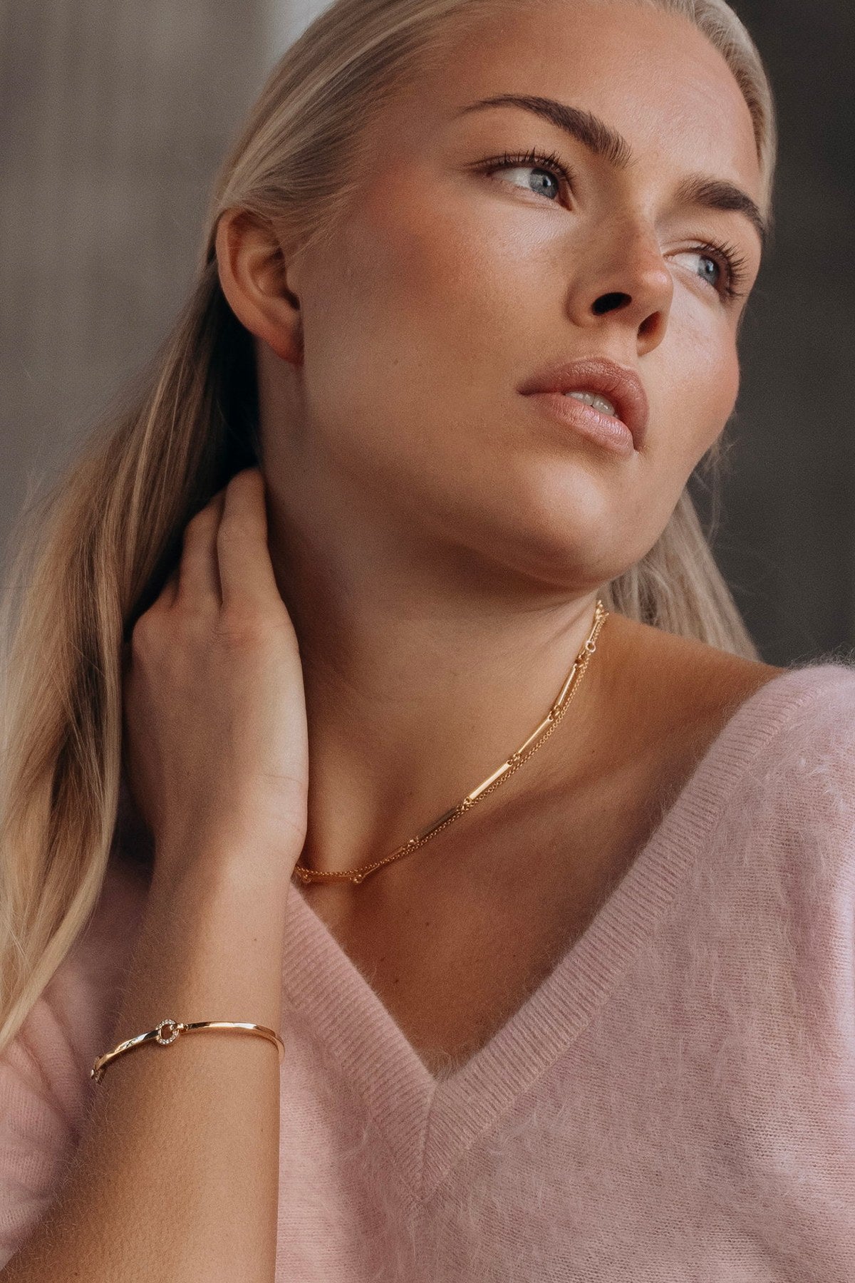 Efva Attling Bianca & Stars Cuff kullattu rannekoru käytössä