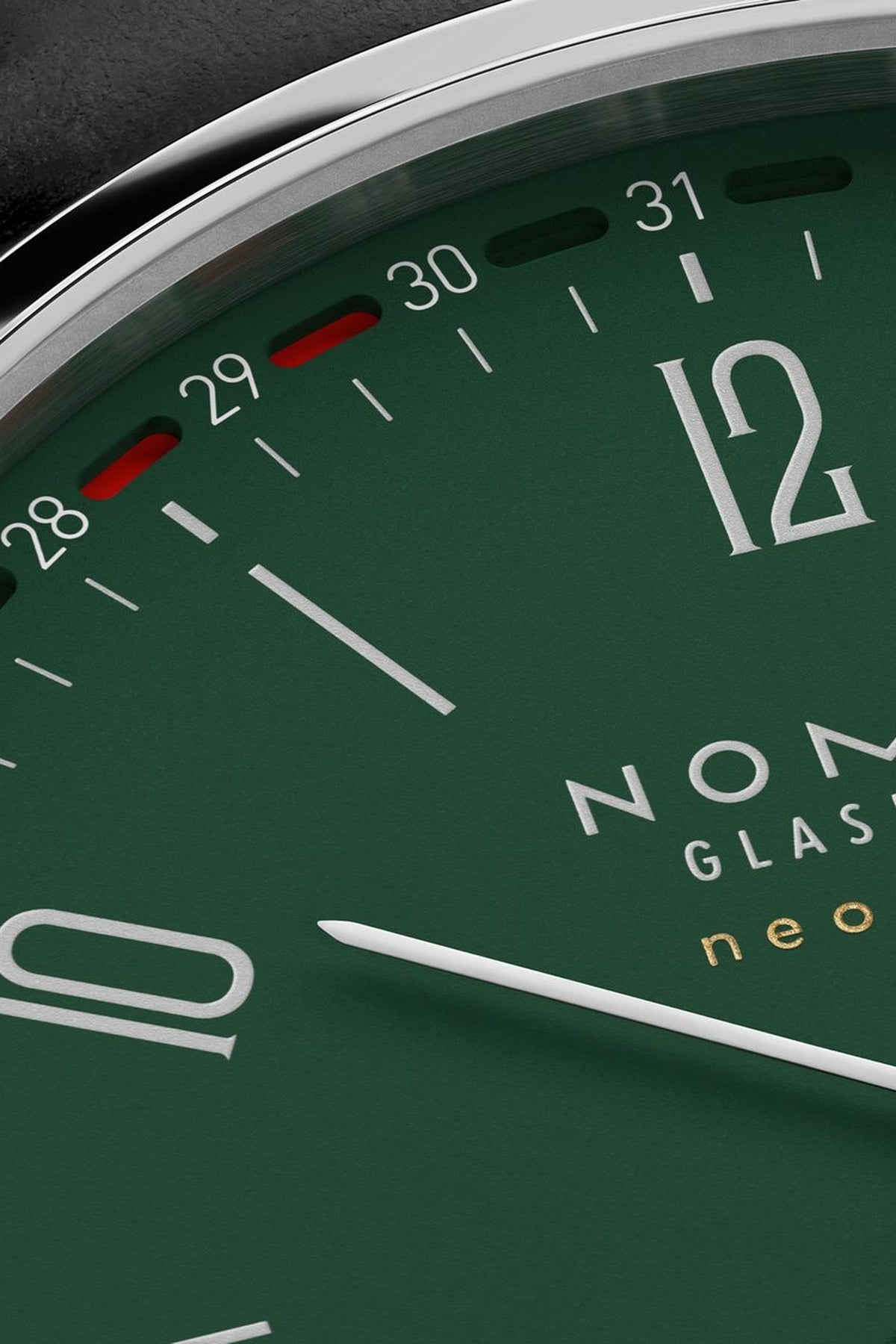 Nomos Tangente 148 kellotaulun ja päivämääräasteikon yksityiskohta