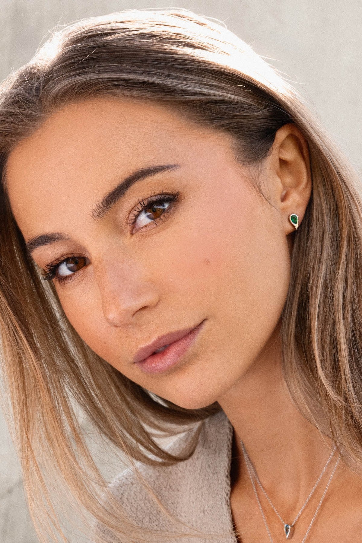 Efva Attling Sparkle Of Life Single Ear - White Topaz hopeiset korvakorut käytössä