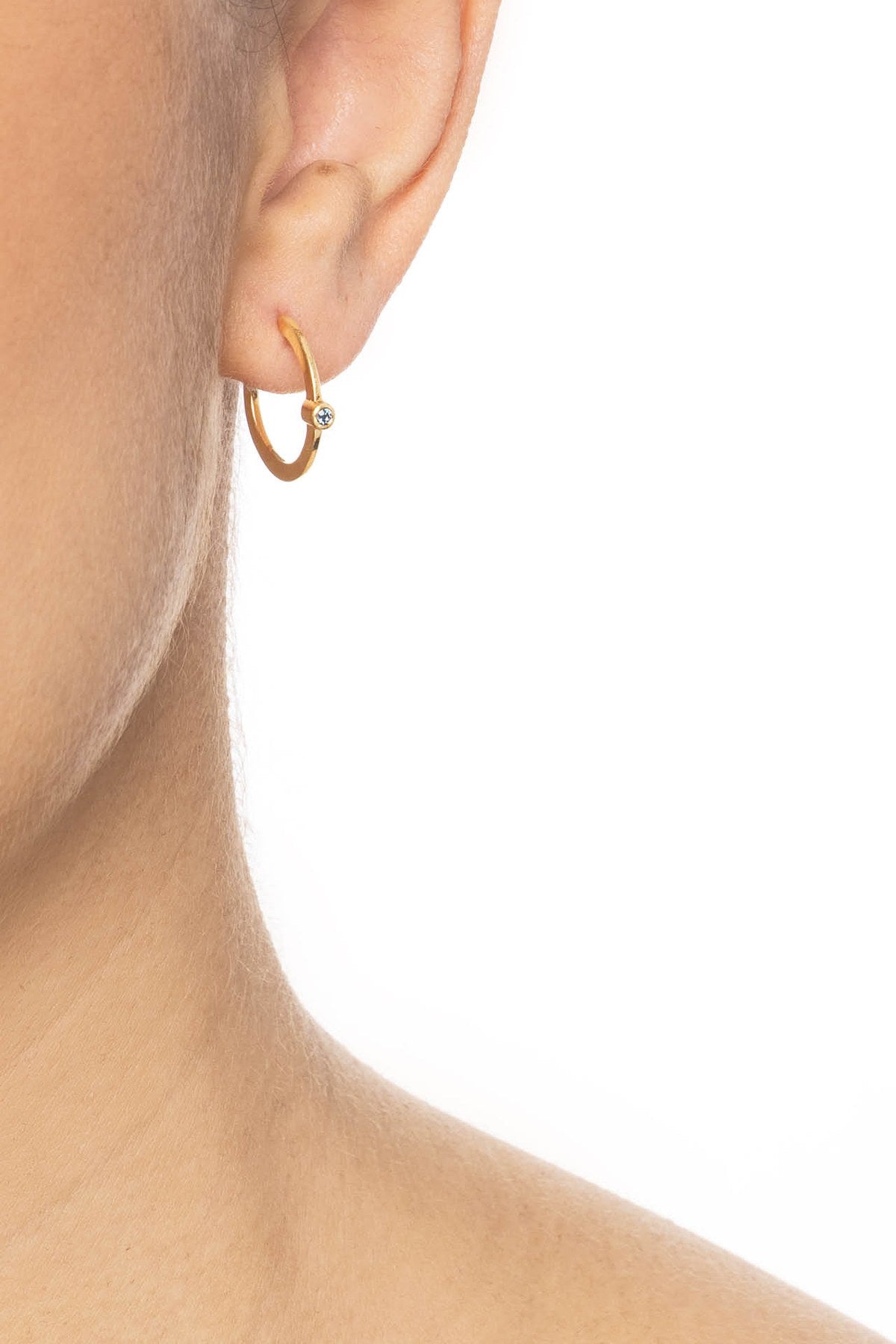 Efva Attling Micro Blink Hoops - Blue Topaz kullatut korvakorut käytössä