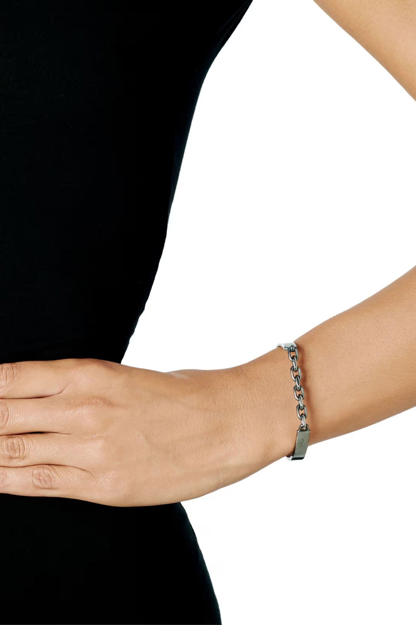 Efva Attling Chain Chain Cuff Black hopeinen rannekoru 14-100-01139