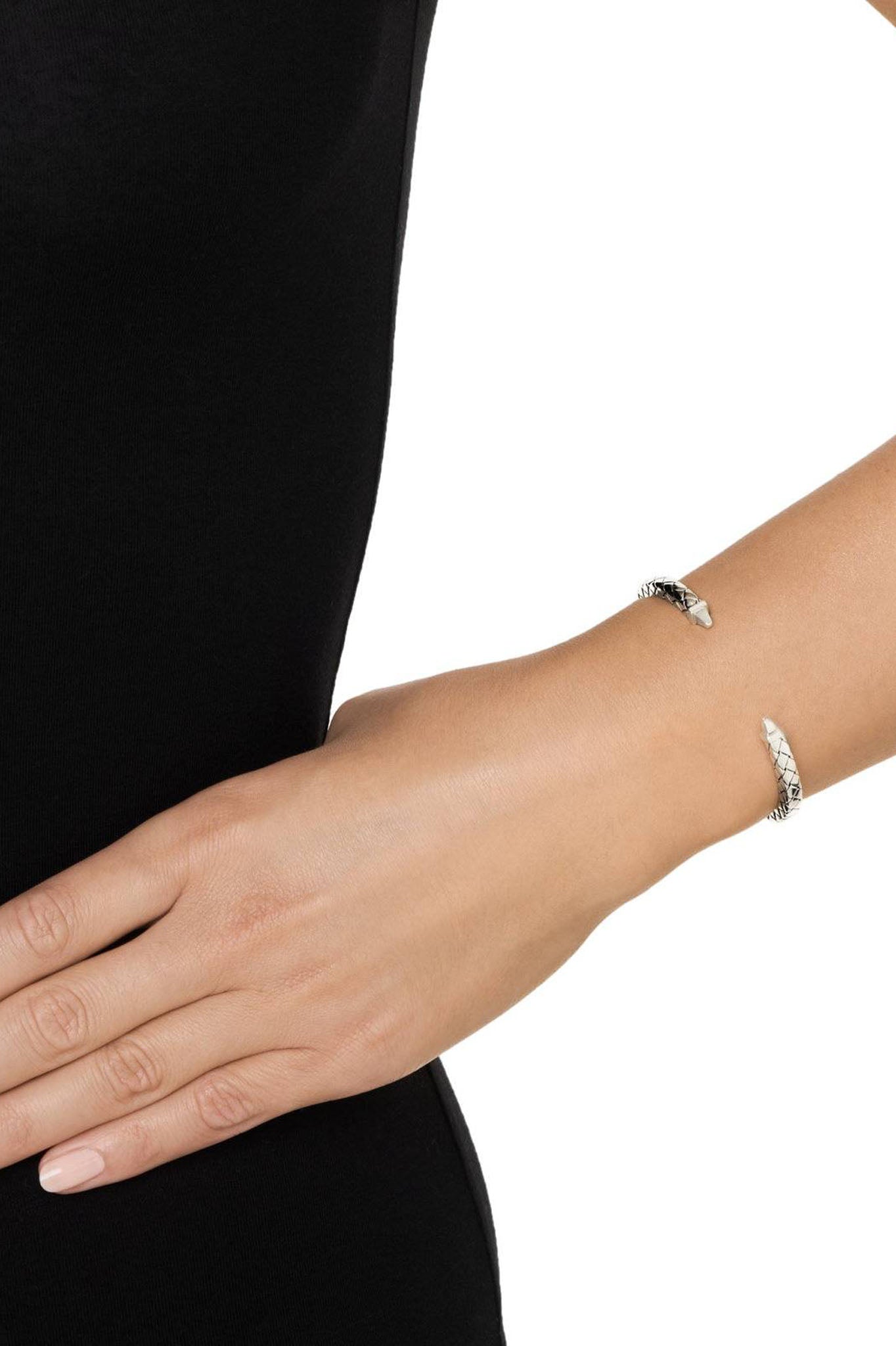 Efva Attling Criss Cross Cuff hopeinen rannekoru