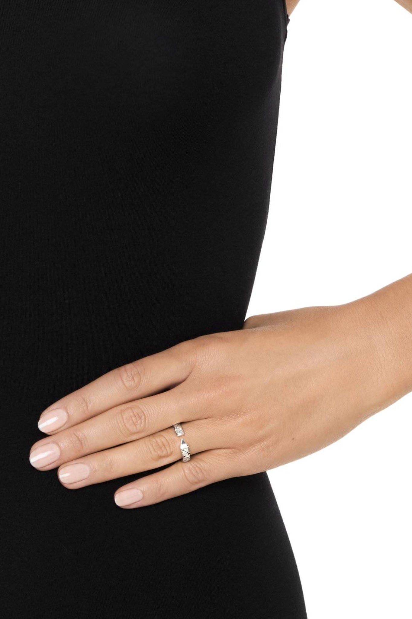 Efva Attling Criss Cross Ring hopeinen sormus