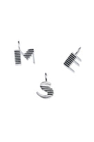 Efva Attling Love Letter hopeinen kirjainriipus 11-100-02