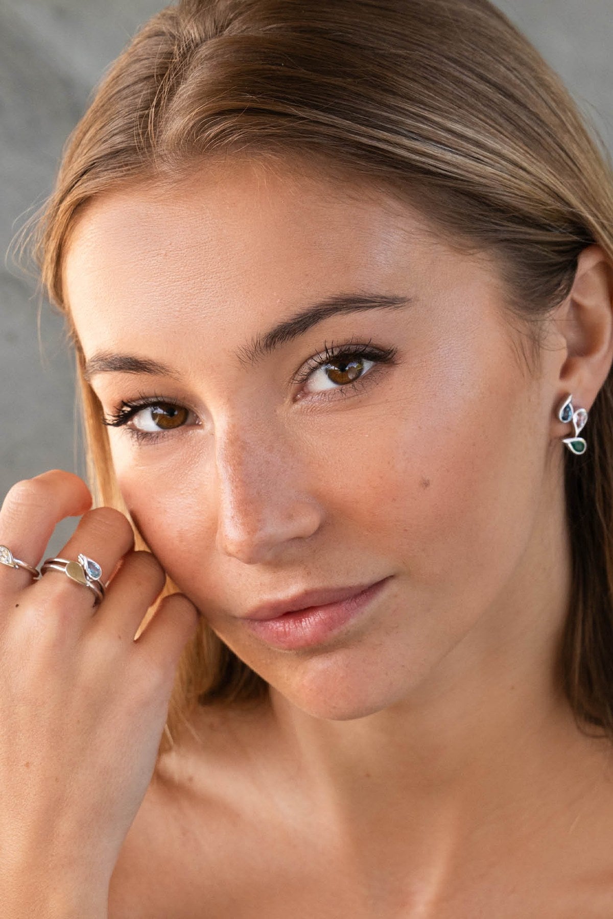 Efva Attling Sparkle Of Life Ring - Silver hopeinen sormus käytössä