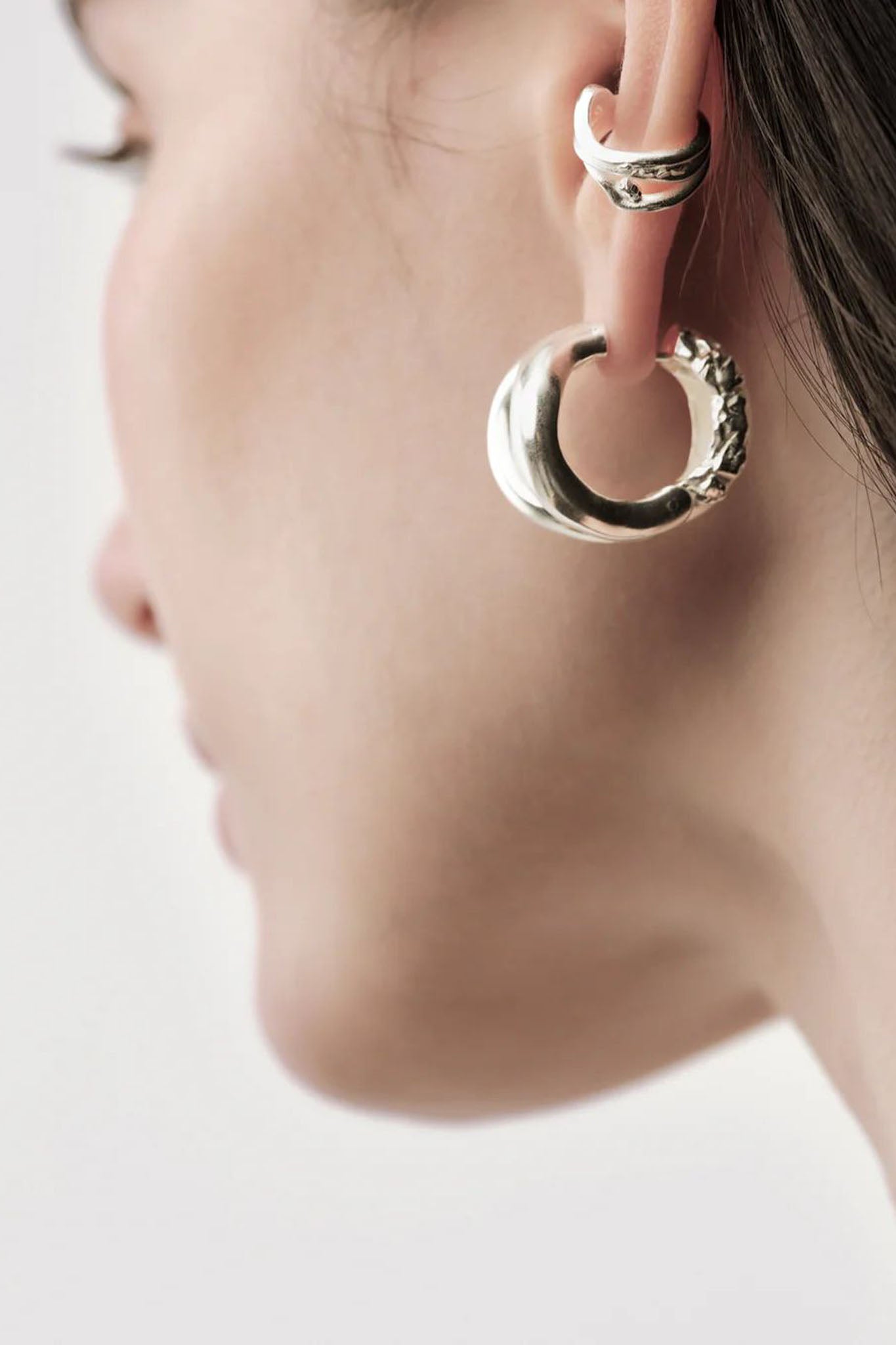 Kalevala Männyt ear cuff hopeinen korvakoru