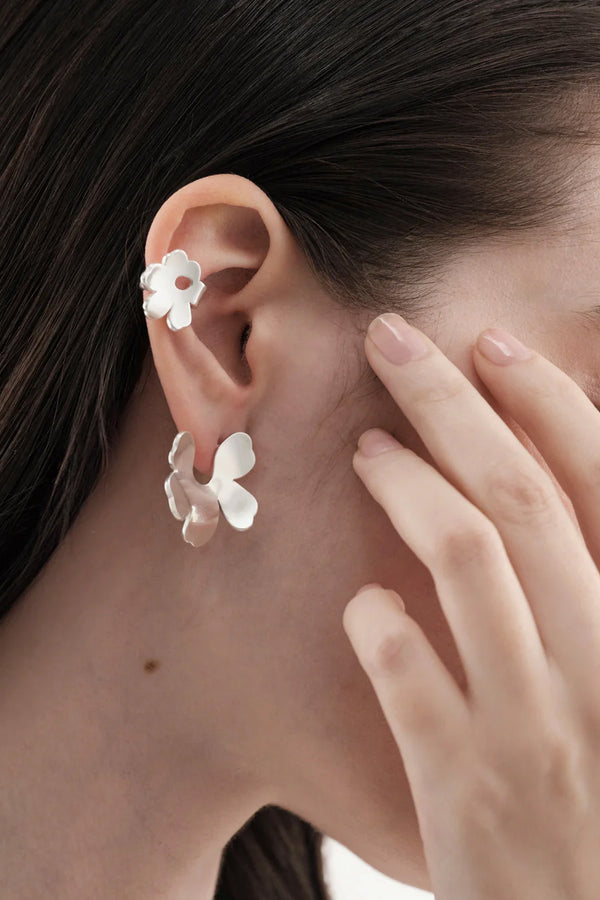 Kalevala x Marimekko Unikko ear cuff hopeinen korvakoru