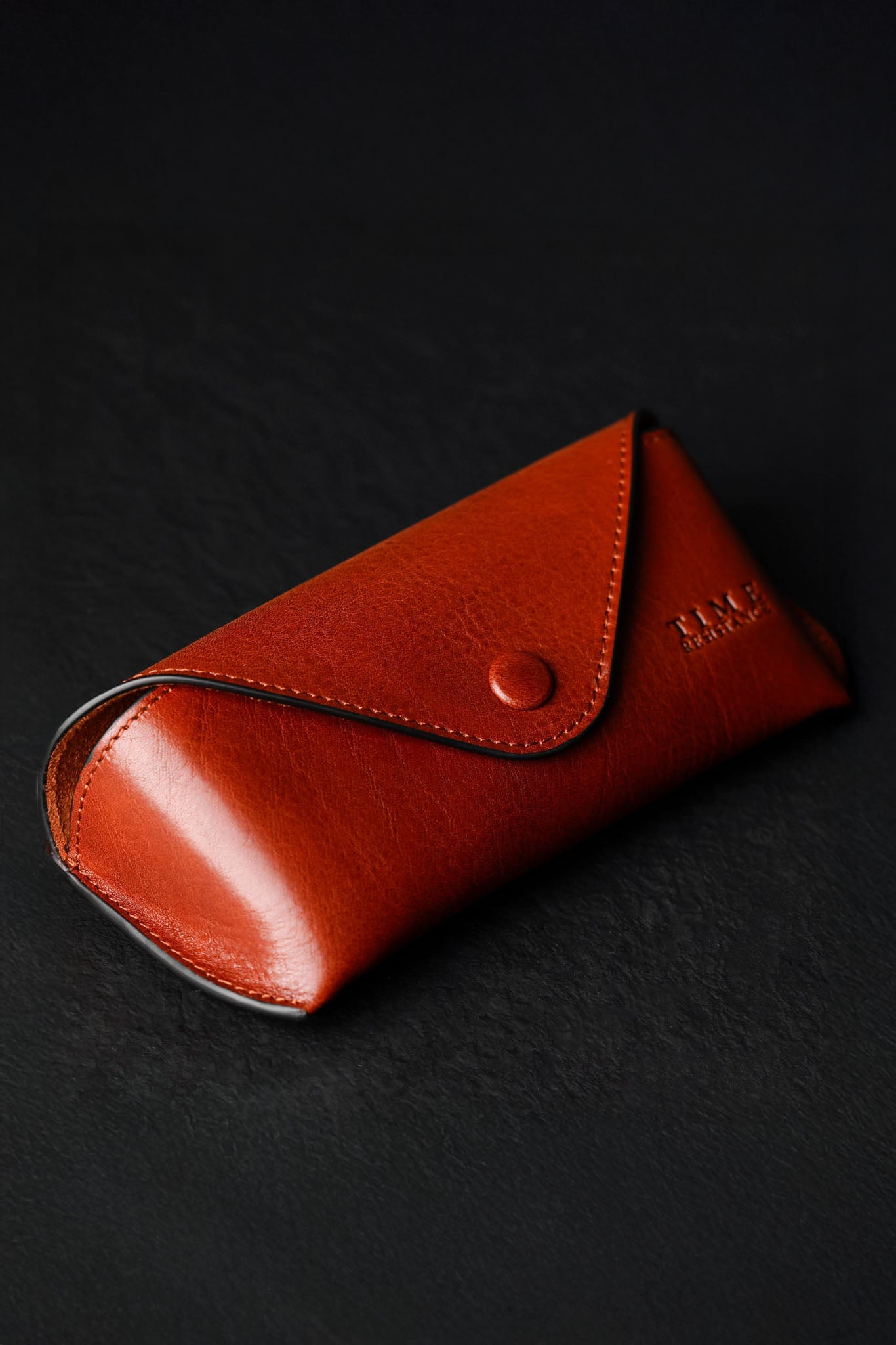 Time Resistance A High Wind In Jamaica, silmälasikotelo nahkaa, matta konjakinruskea